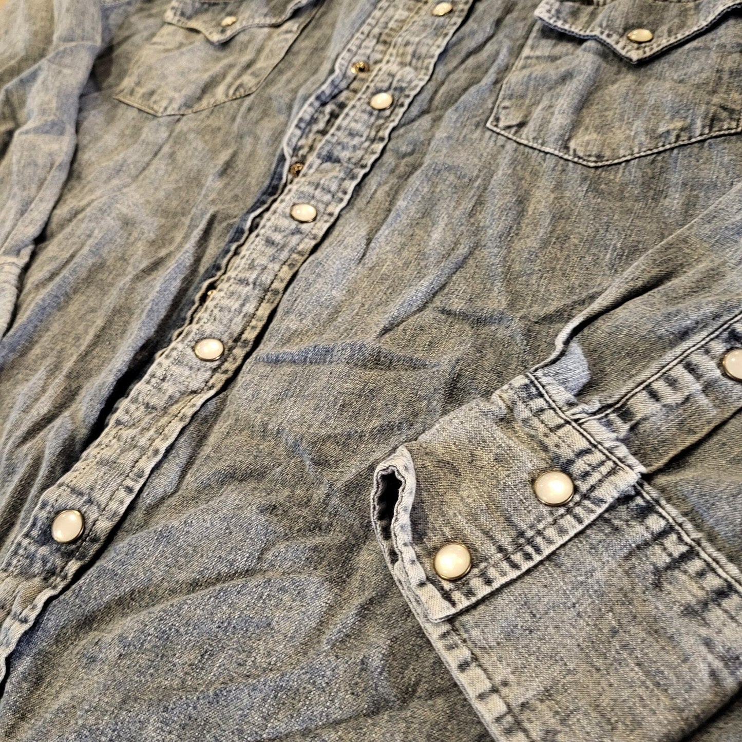 Rock and Roll Cowgirl Denim Pearl Snap Yolked Collared Button Down Long Sleeve 