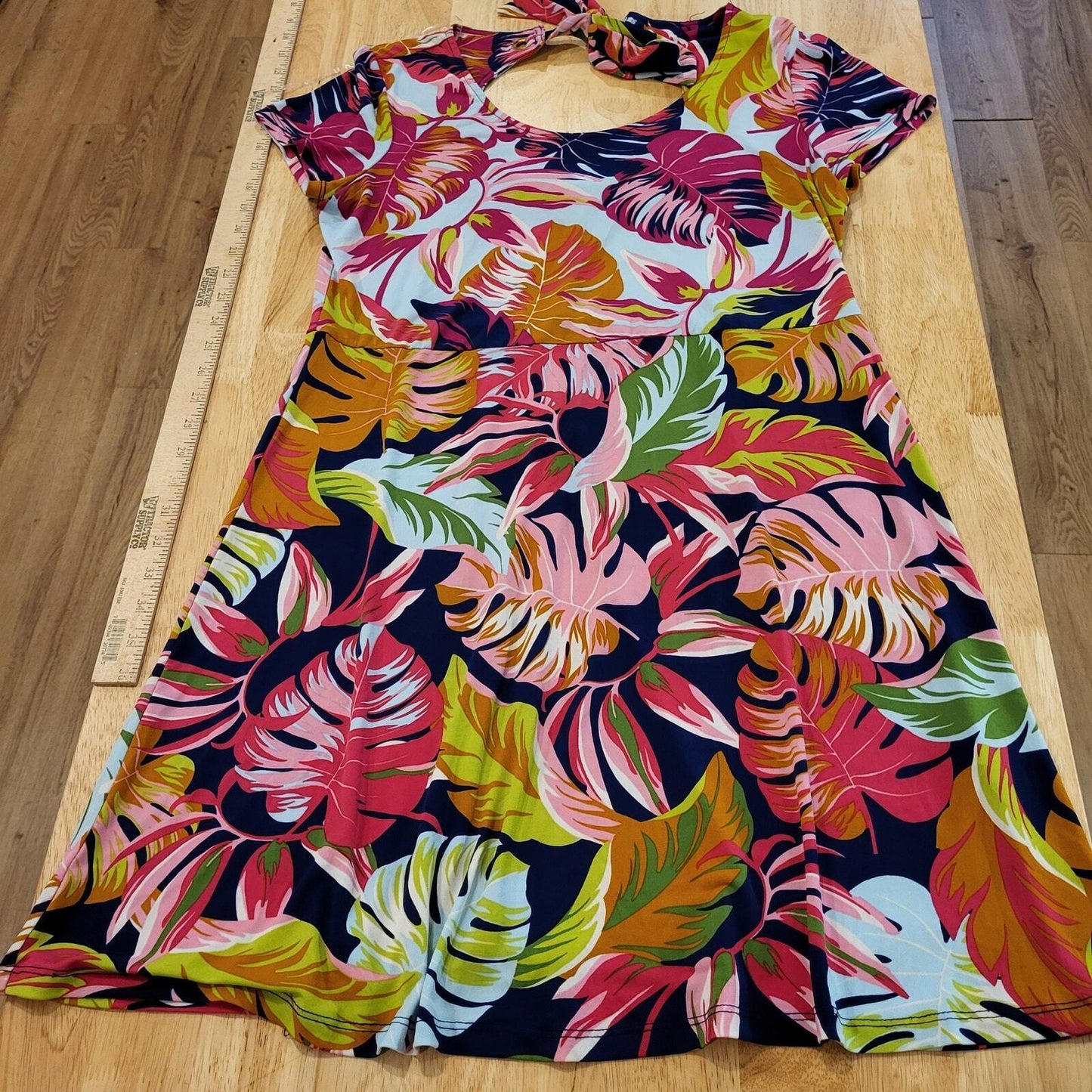 MSK Colorful Botanical Open Back Knee Length Dress Short Sleeve Tie Back Slinky 