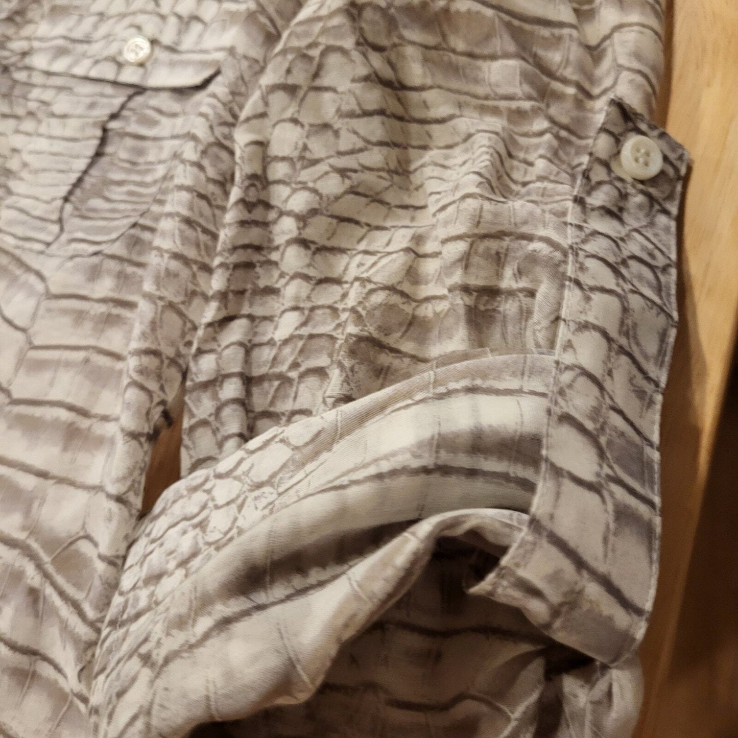 BCBGMAXAZRIA xs Snake Skin Print Rayon Blouse Cuff Sleeve Button Gold