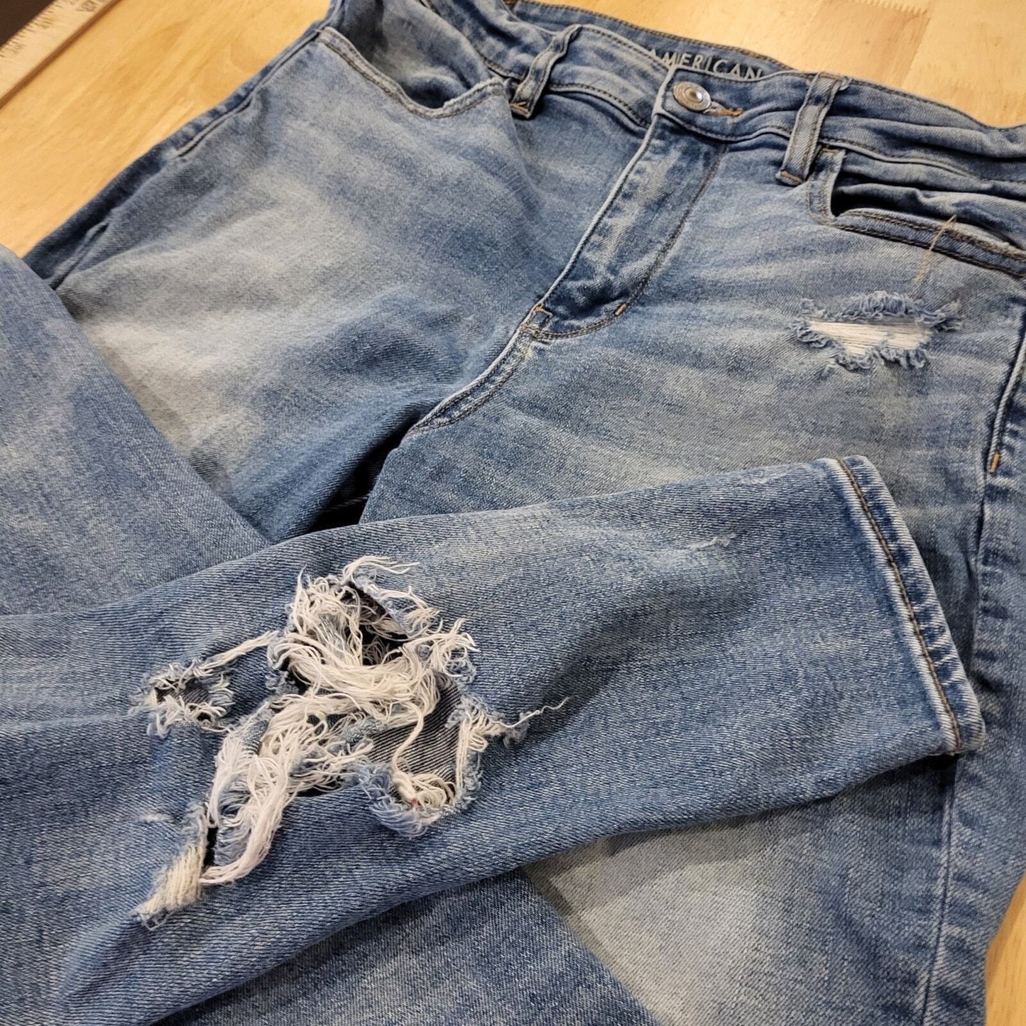American Eagle Super Stretch Size 12 Straight Leg Distressed Medium Wash