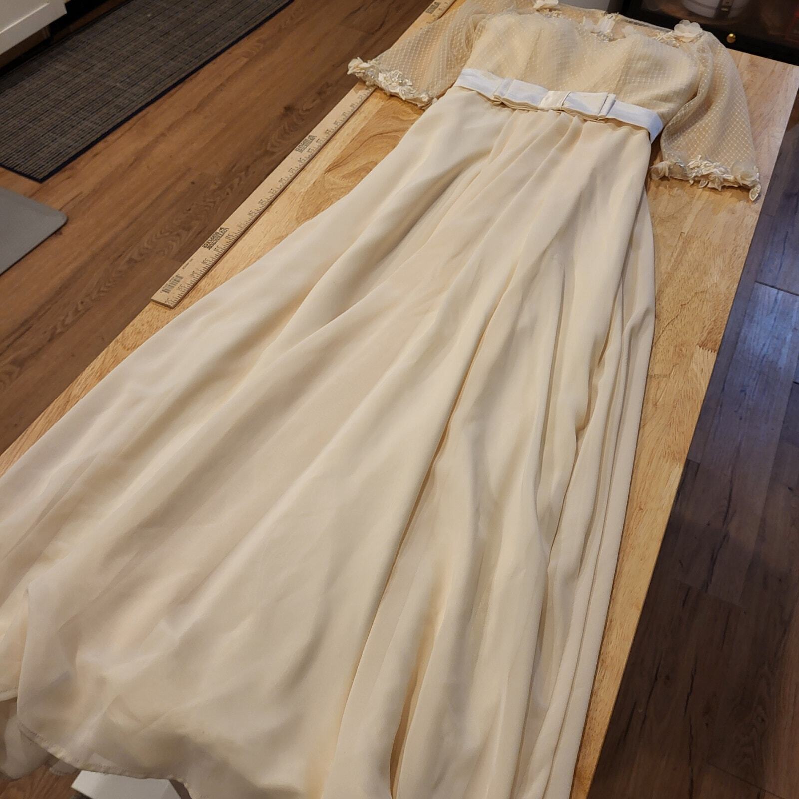 Beautiful Cream formal Wedding Gown Lace Overlay Satin Ribbon 26" waist