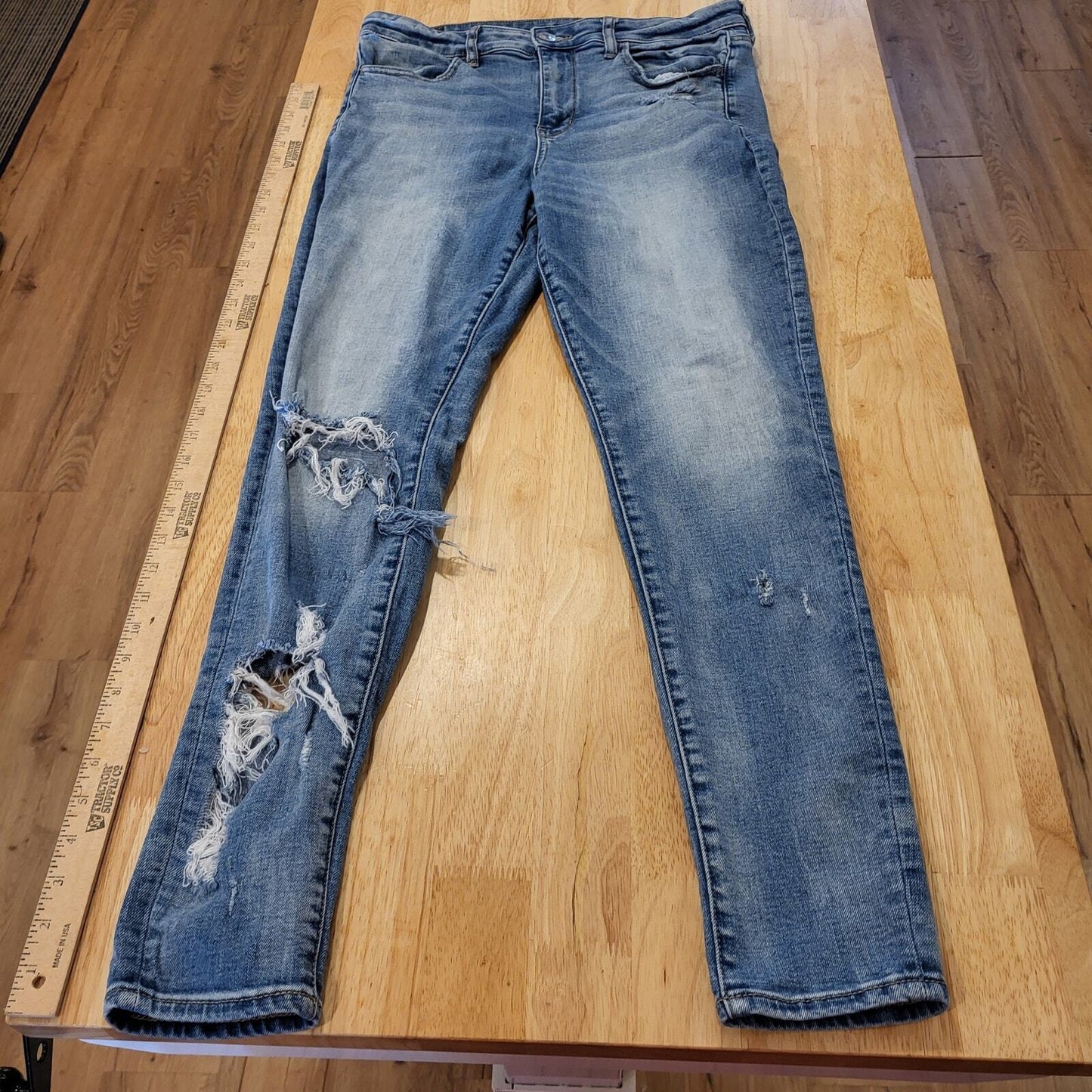 American Eagle Super Stretch Size 12 Straight Leg Distressed Medium Wash