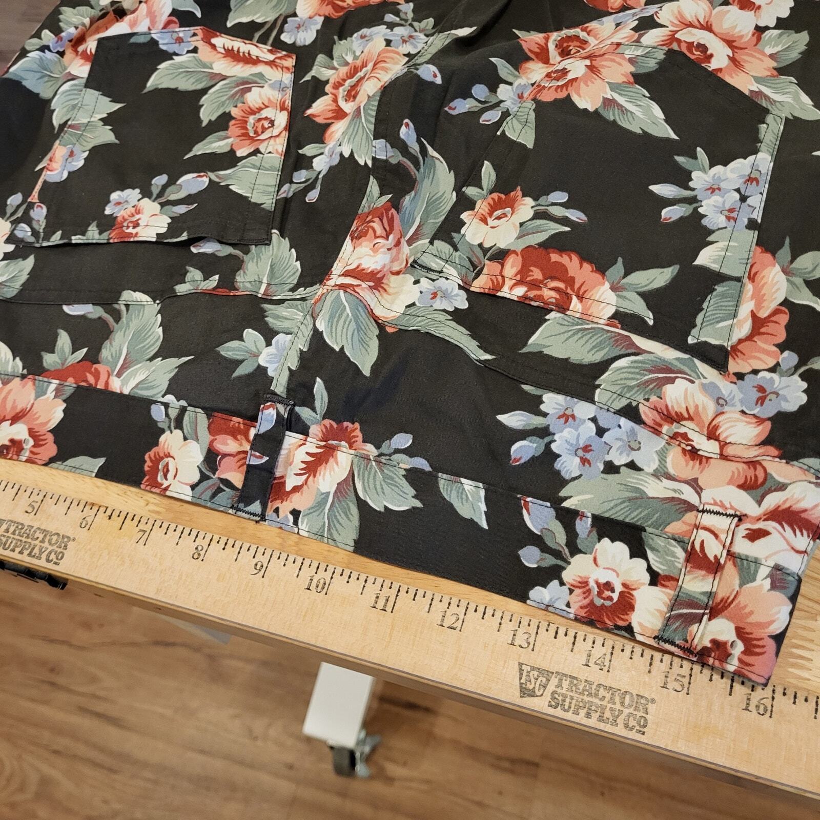  Lauren by Ralph Lauren cotton size 12 Black background floral print cropped