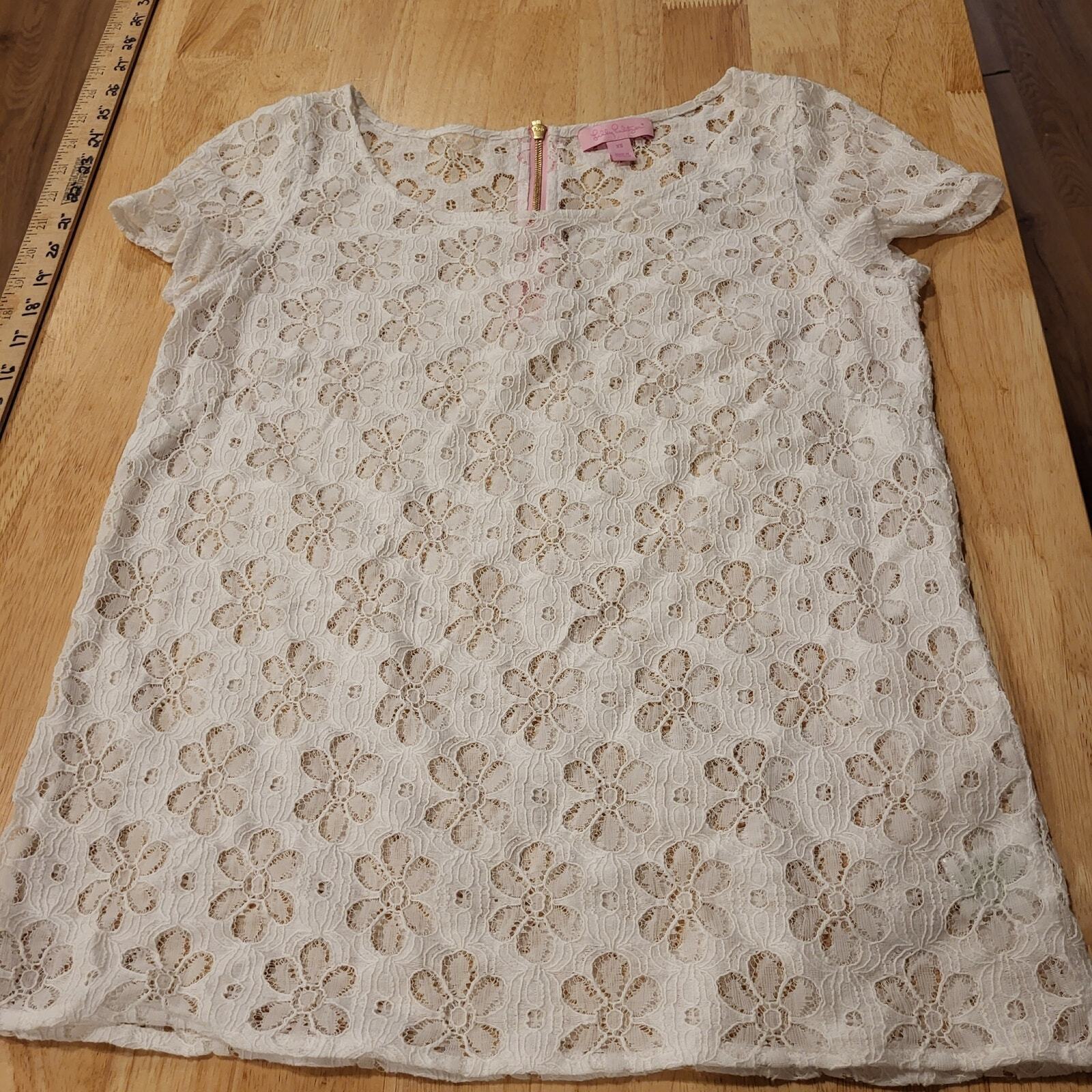 White Daisy Lace Lilly Pulitzer Short Sleeve Gold Zip Blouse 17" Pit 2 Pit XS