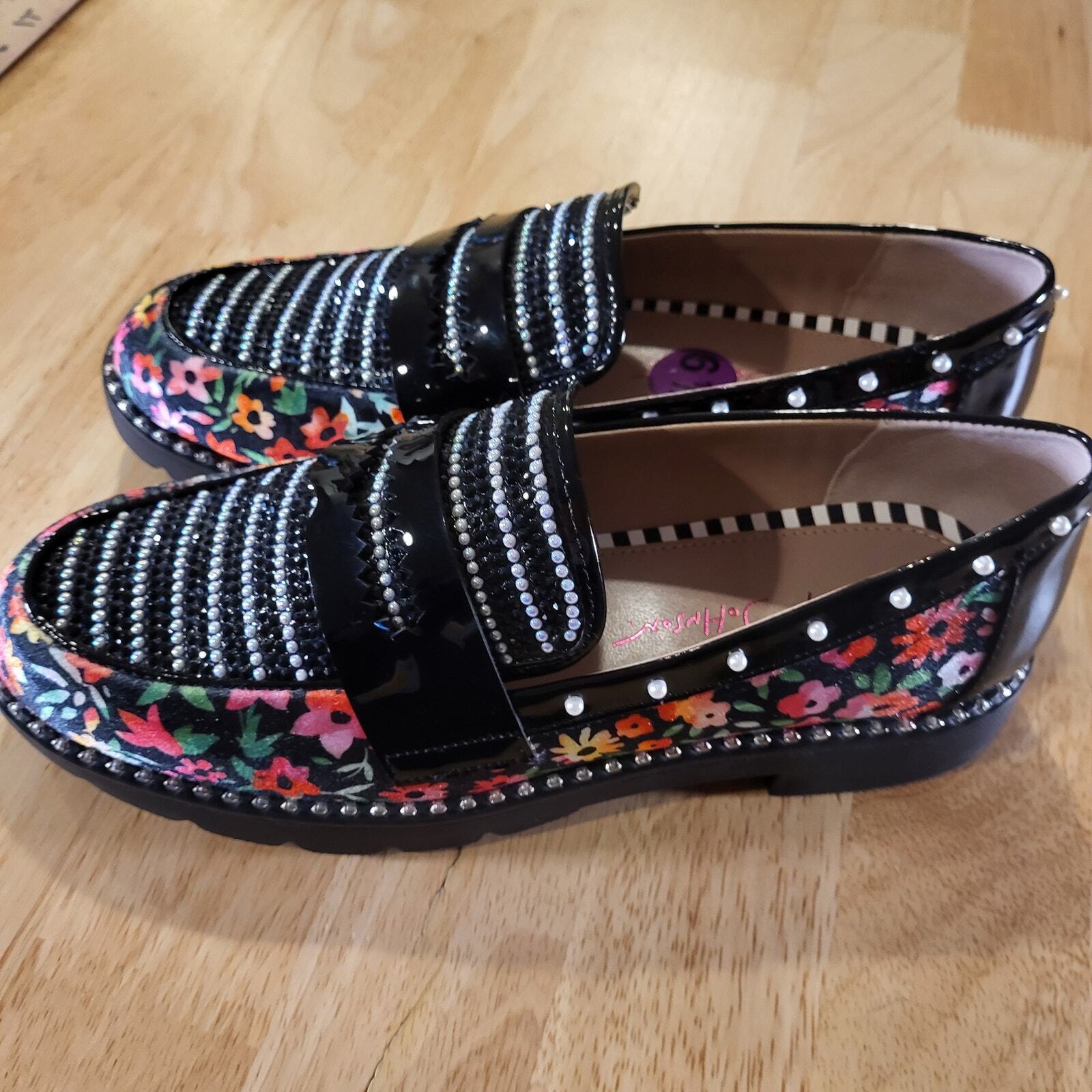 New Without Box Betsey Johnson Darian Loafer BLACK Ditsy Floral size 6.5 Rubber