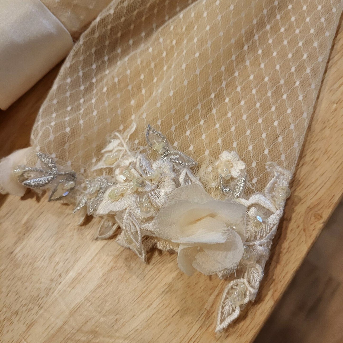Beautiful Cream formal Wedding Gown Lace Overlay Satin Ribbon 26" waist