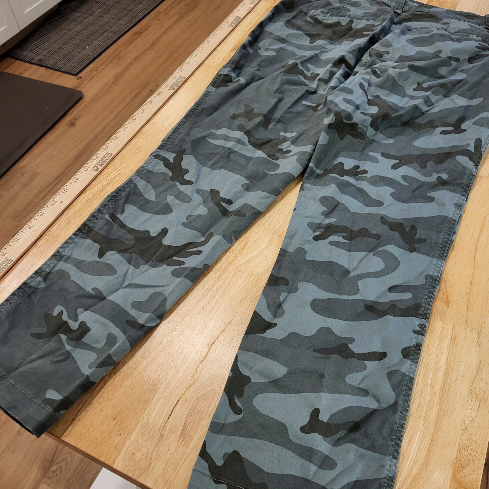 Gap size 8 Girlfriend Khakis Green camouflage  straight leg button zip 32" Waist