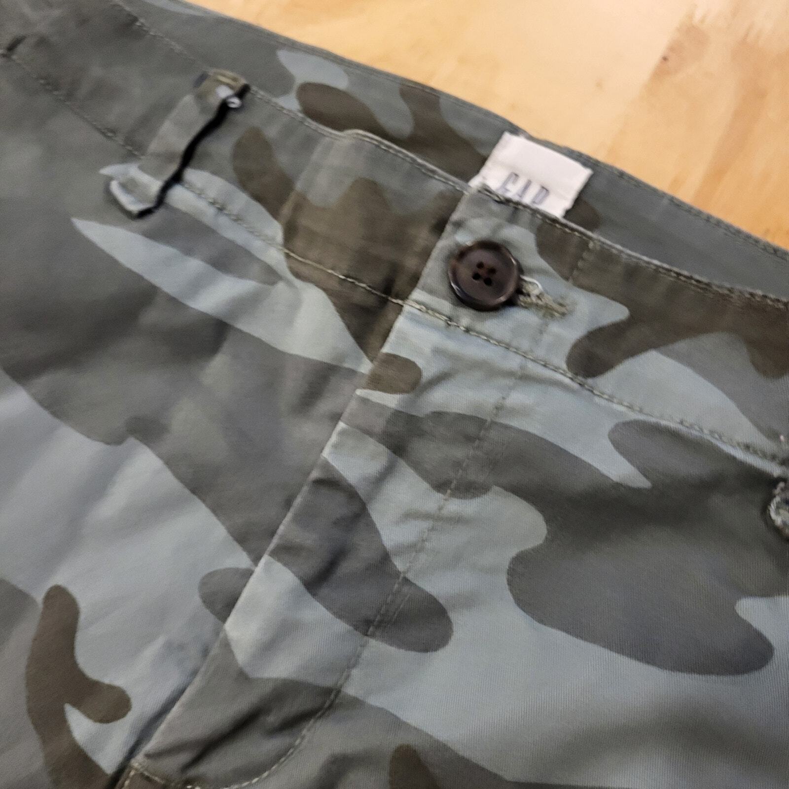 Gap size 8 Girlfriend Khakis Green camouflage  straight leg button zip 32" Waist