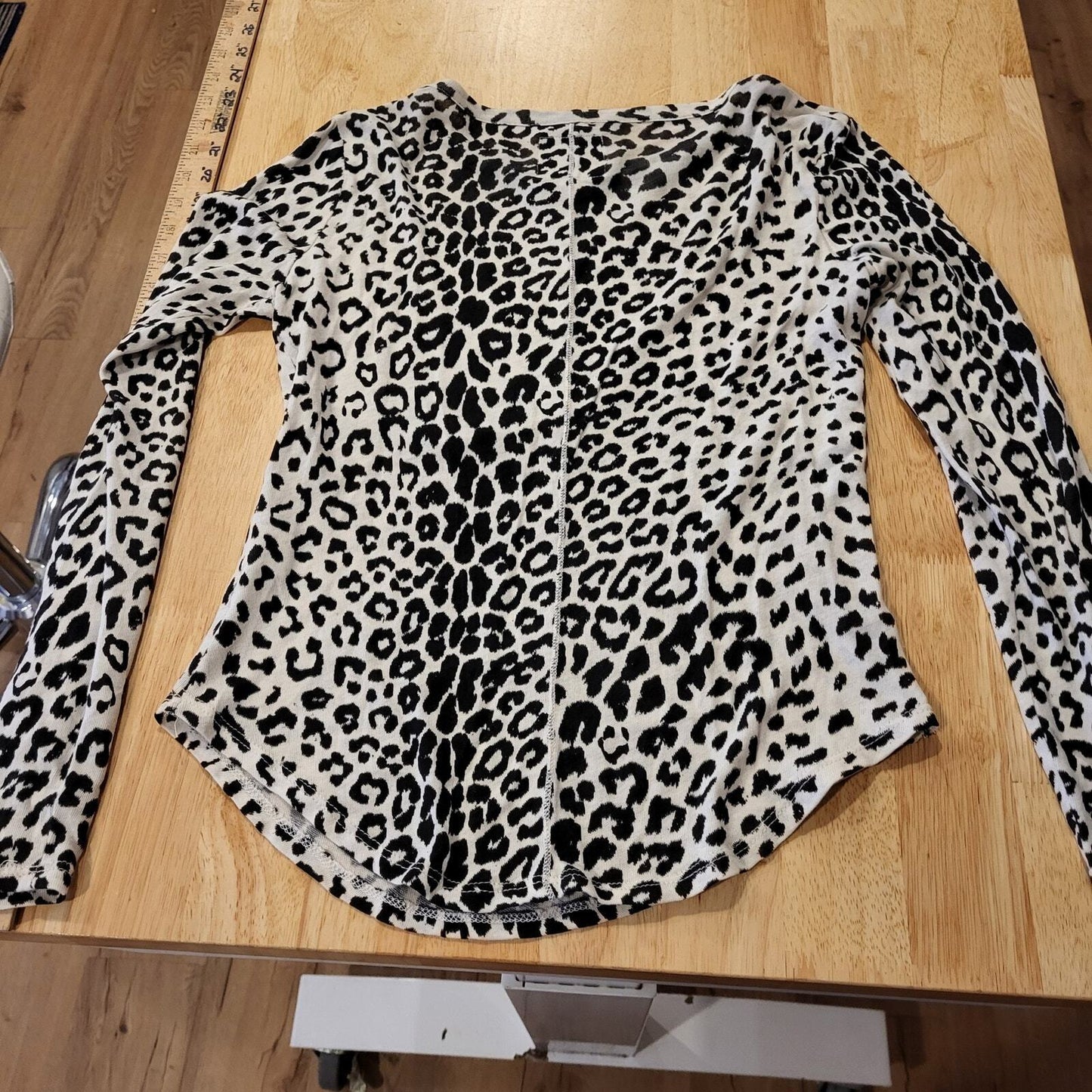 Chaser Leopard Print Long Sleeve Knit Jersey Top XS 17" P2P