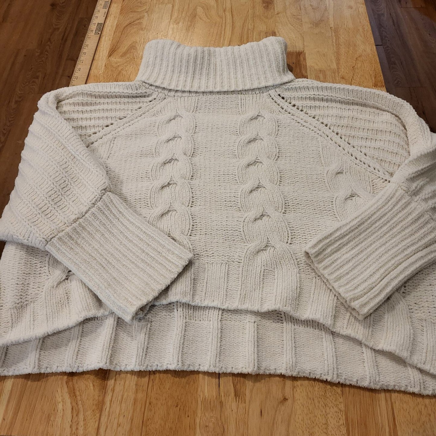 Fluffy White Chunky Knit Sweater Turtle Neck Batwing 29" Pit 2 Pit