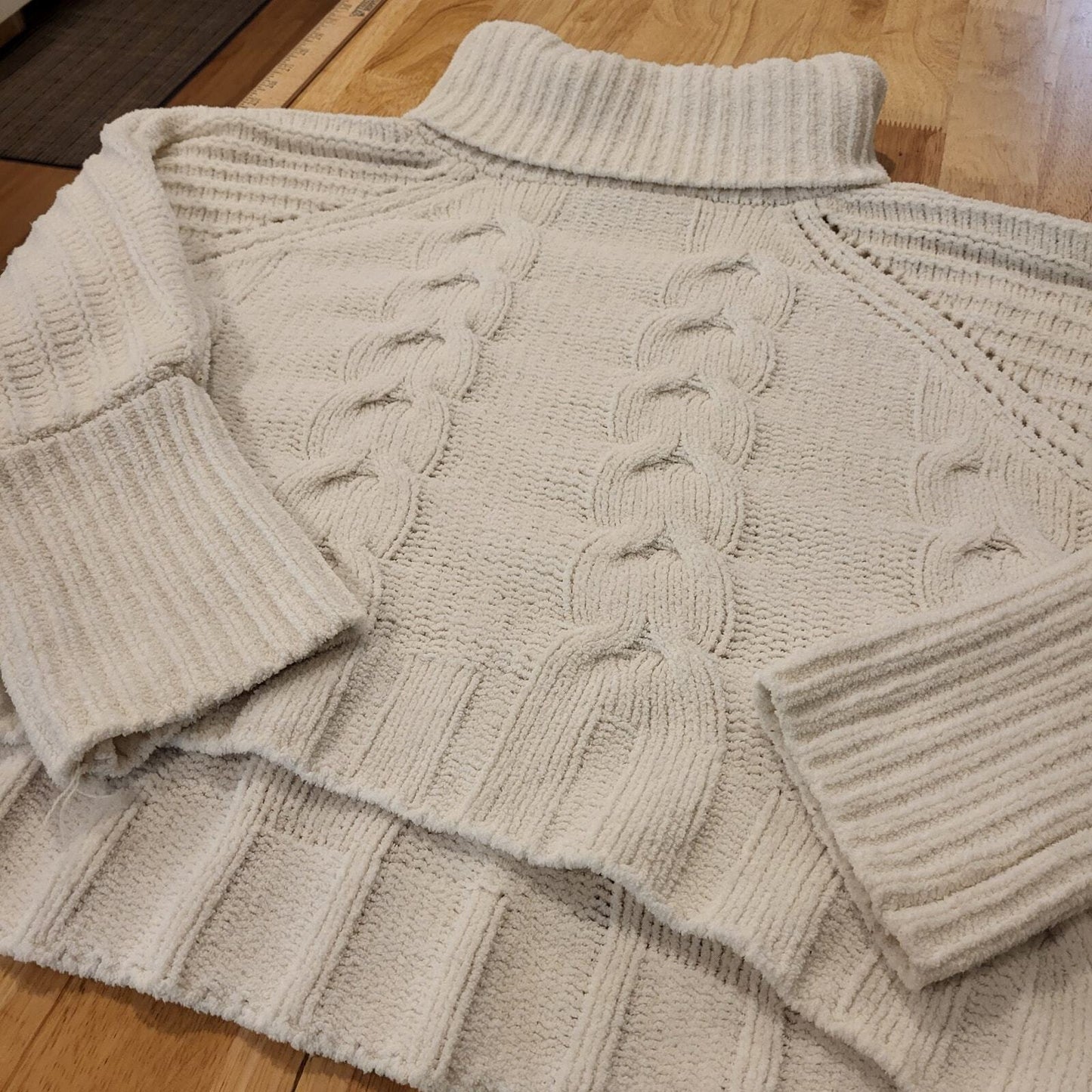 Fluffy White Chunky Knit Sweater Turtle Neck Batwing 29" Pit 2 Pit