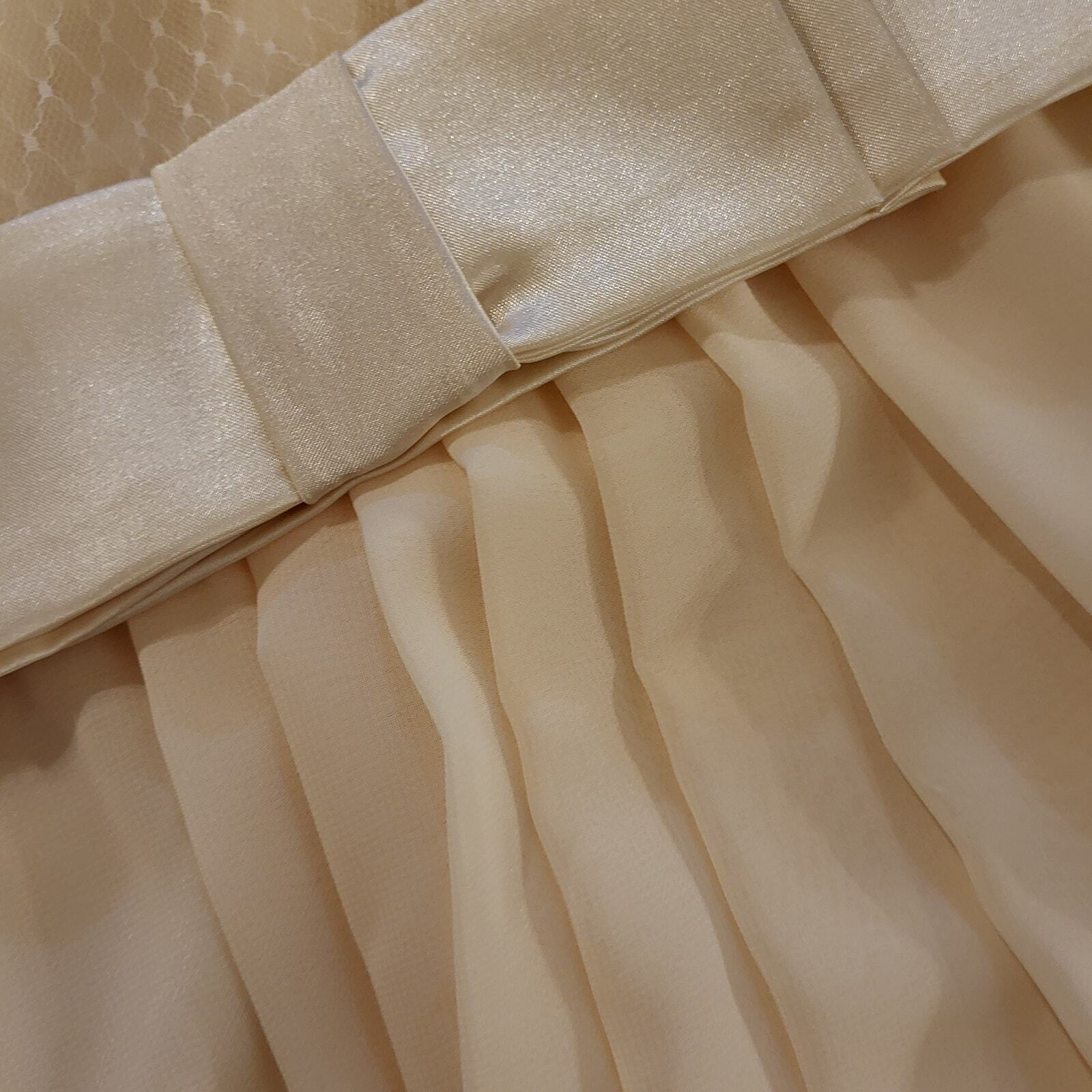 Beautiful Cream formal Wedding Gown Lace Overlay Satin Ribbon 26" waist
