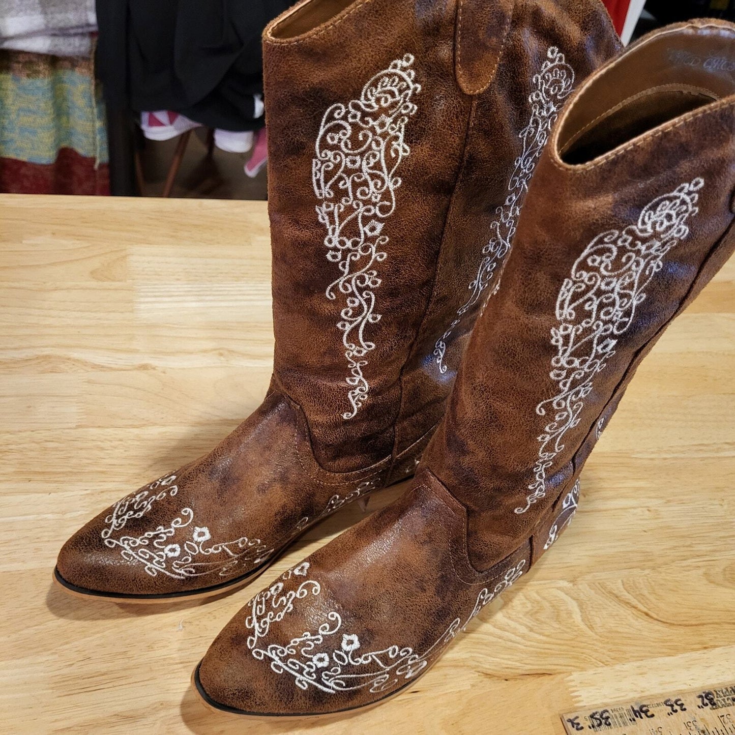 Southern Friend Chic Cheer Cowboy Boots Pointed Toe White Floral Embroidered 9.5
