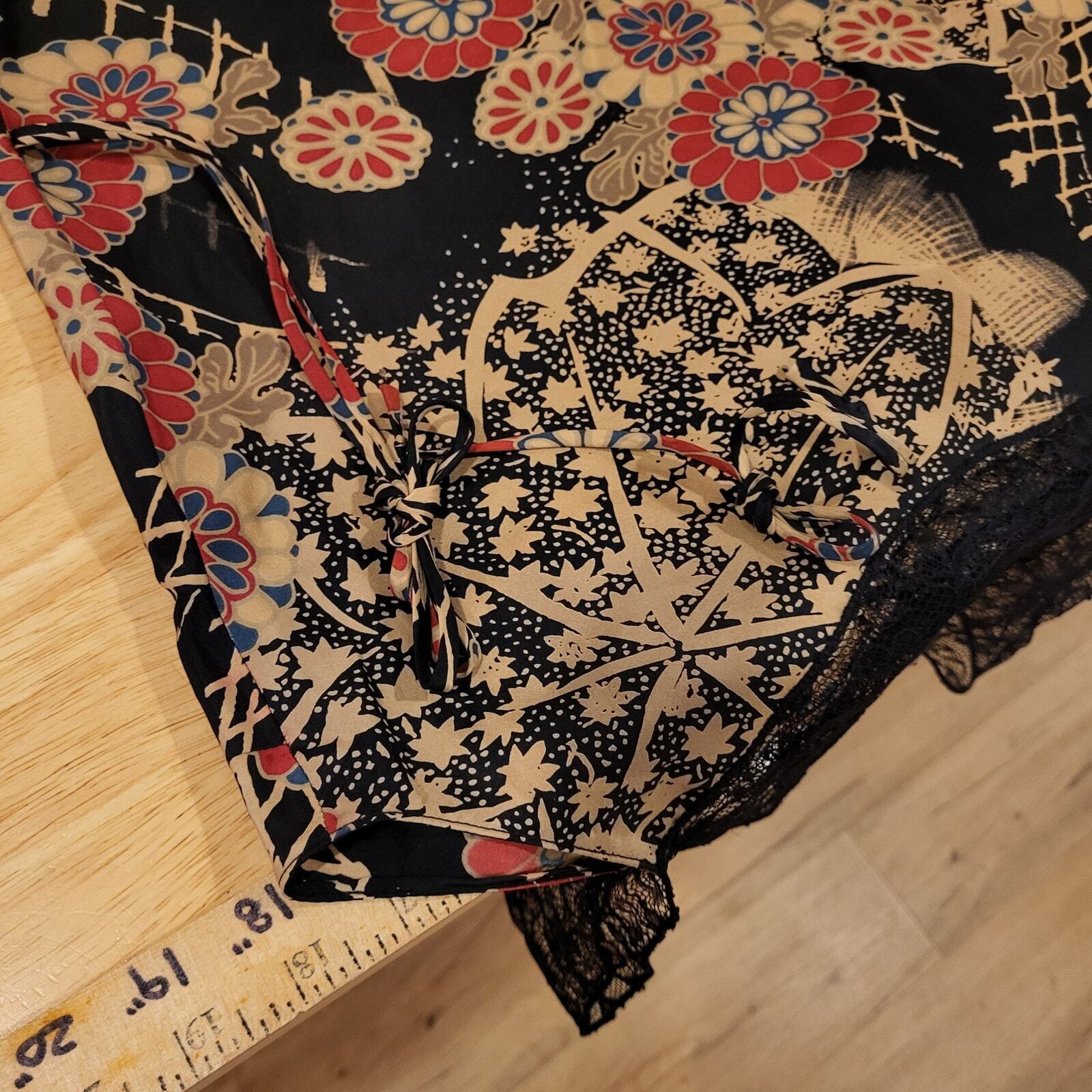100% Silk Size 6 Floral Asian Print Blouse Lace Neck Details 18" P2P 20" Sh-Hem