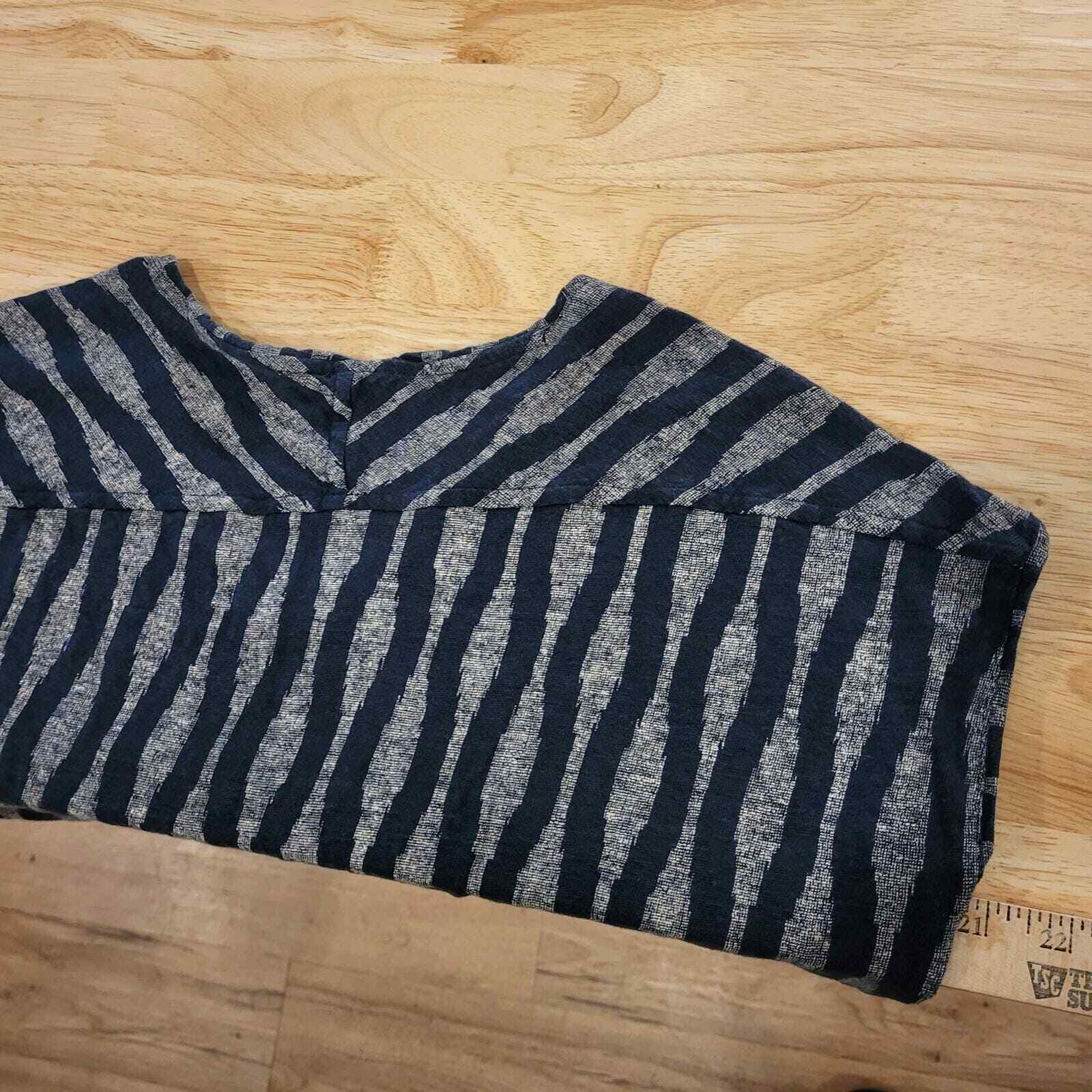 Ann Taylor Linen Tshirt Navy W/ White Detail Sz. SM. 21" p2p