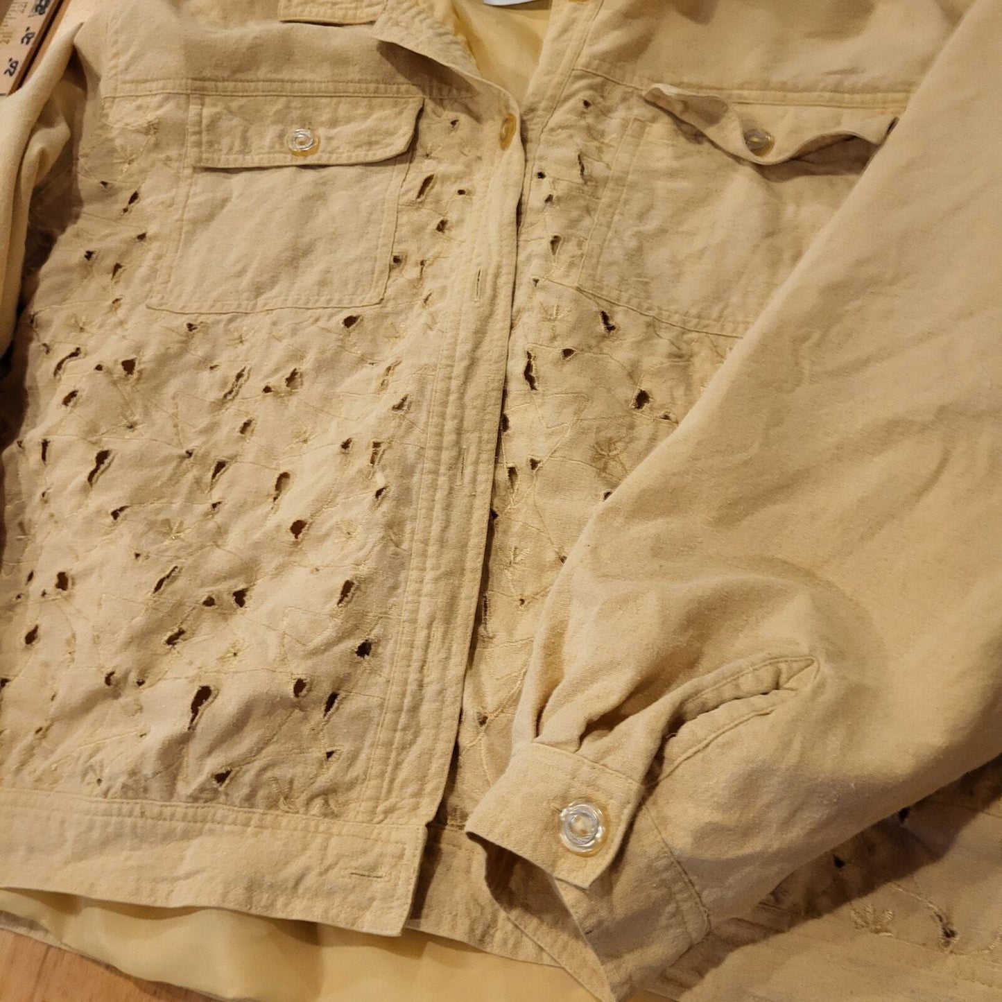 220 Hickory Raw Silk Pastel Yellow Cutout Floral Lined Button Collar 22" P2P