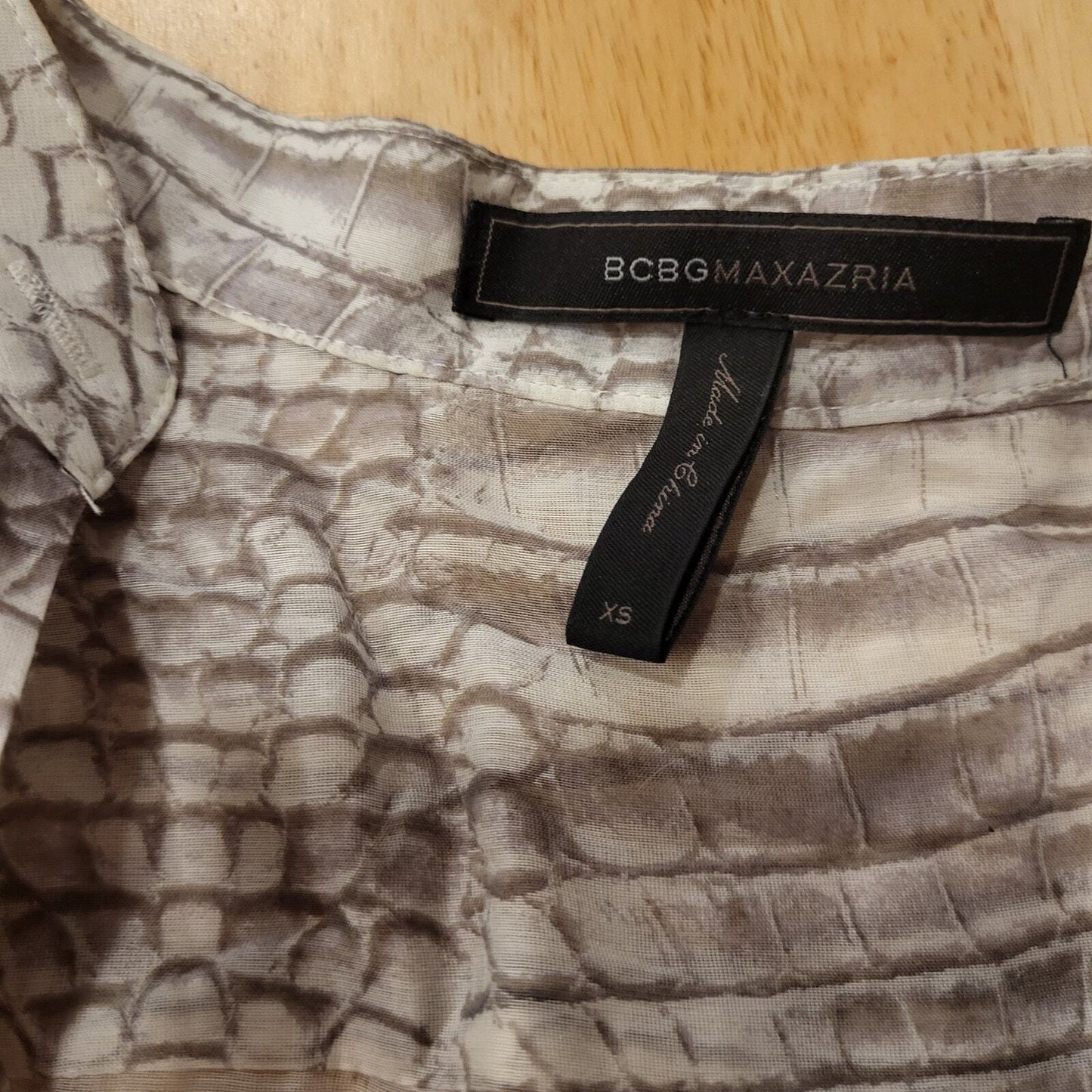 BCBGMAXAZRIA xs Snake Skin Print Rayon Blouse Cuff Sleeve Button Gold