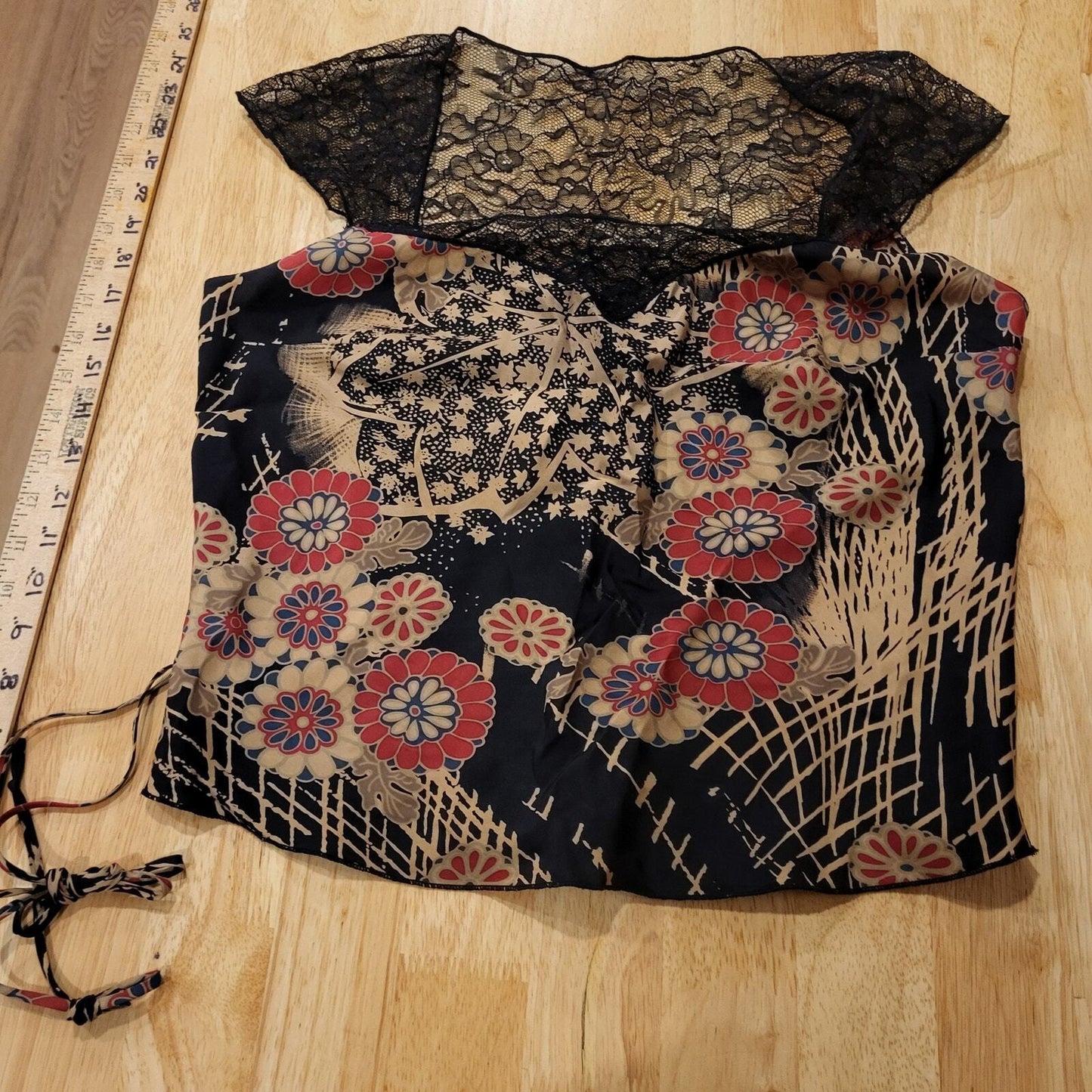 100% Silk Size 6 Floral Asian Print Blouse Lace Neck Details 18" P2P 20" Sh-Hem