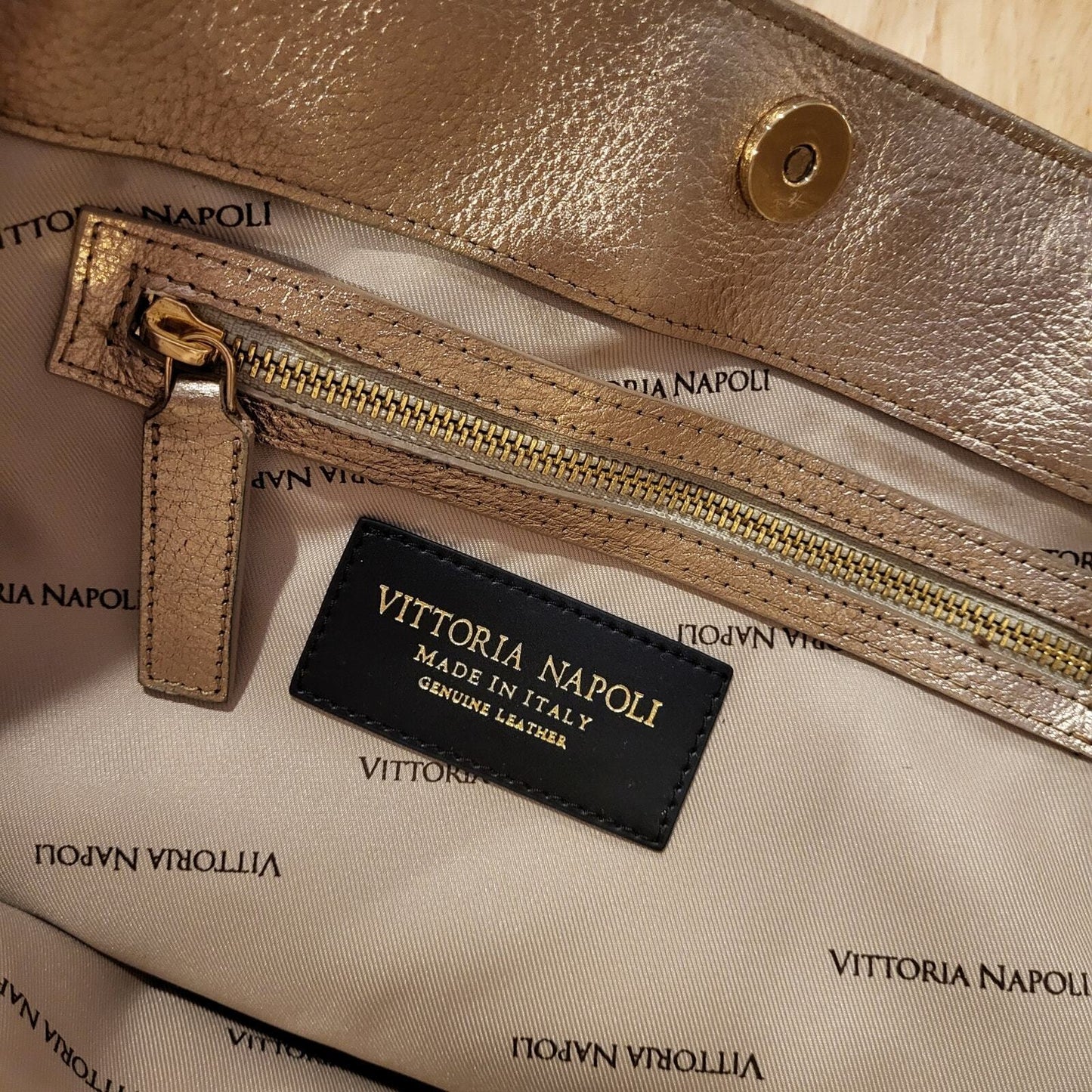 New! Vittoria Napoli Made in Italy Genuine Leather Pastel Metallic Shoulder 