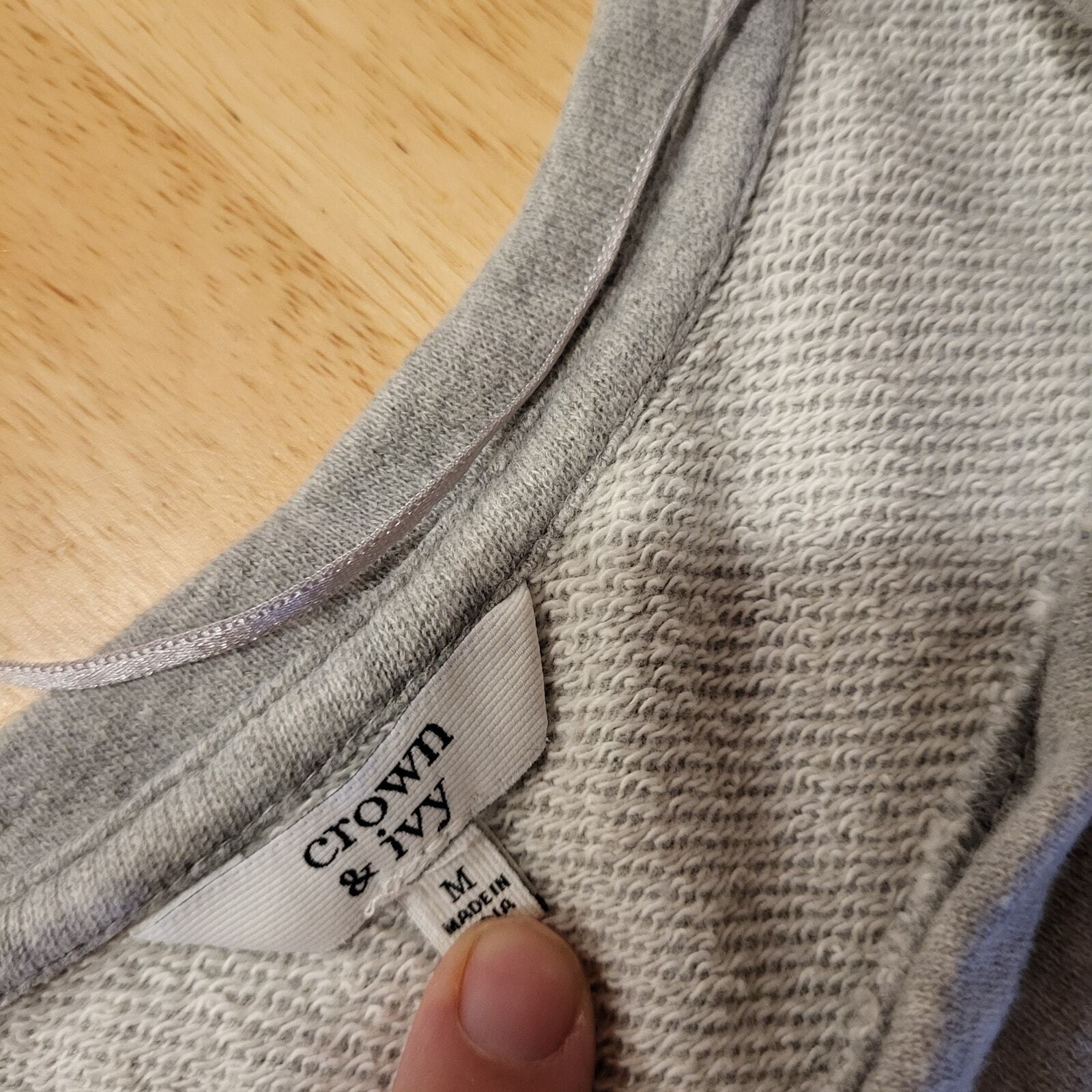 Crown & Ivy Elephant Gray Pullover Sweatshirt Medium 21" P2P 