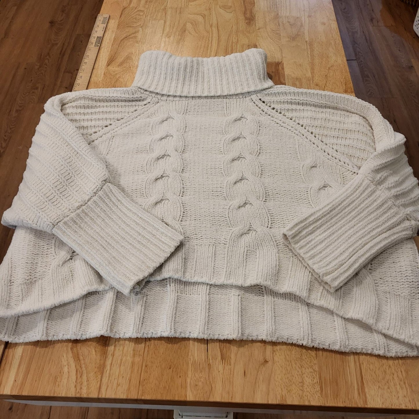 Fluffy White Chunky Knit Sweater Turtle Neck Batwing 29" Pit 2 Pit