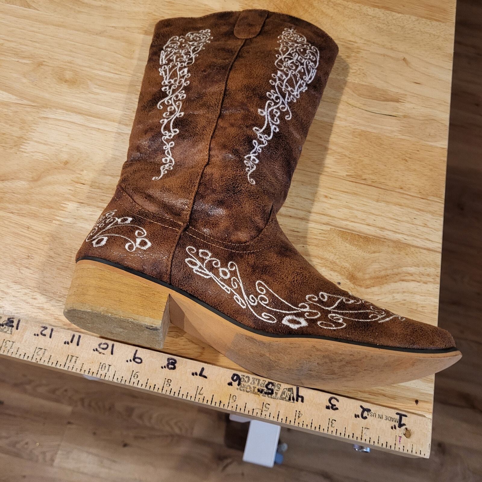 Southern Friend Chic Cheer Cowboy Boots Pointed Toe White Floral Embroidered 9.5