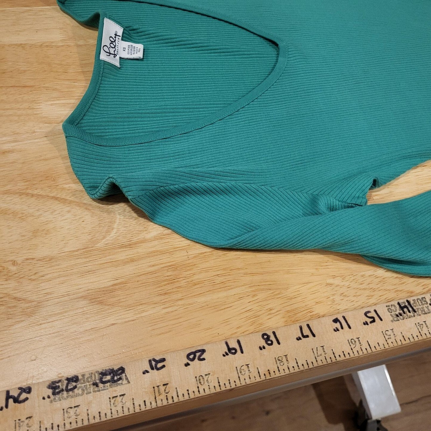 Lilly Pulitzer green long sleeve v-neck 100% cotton xsmall