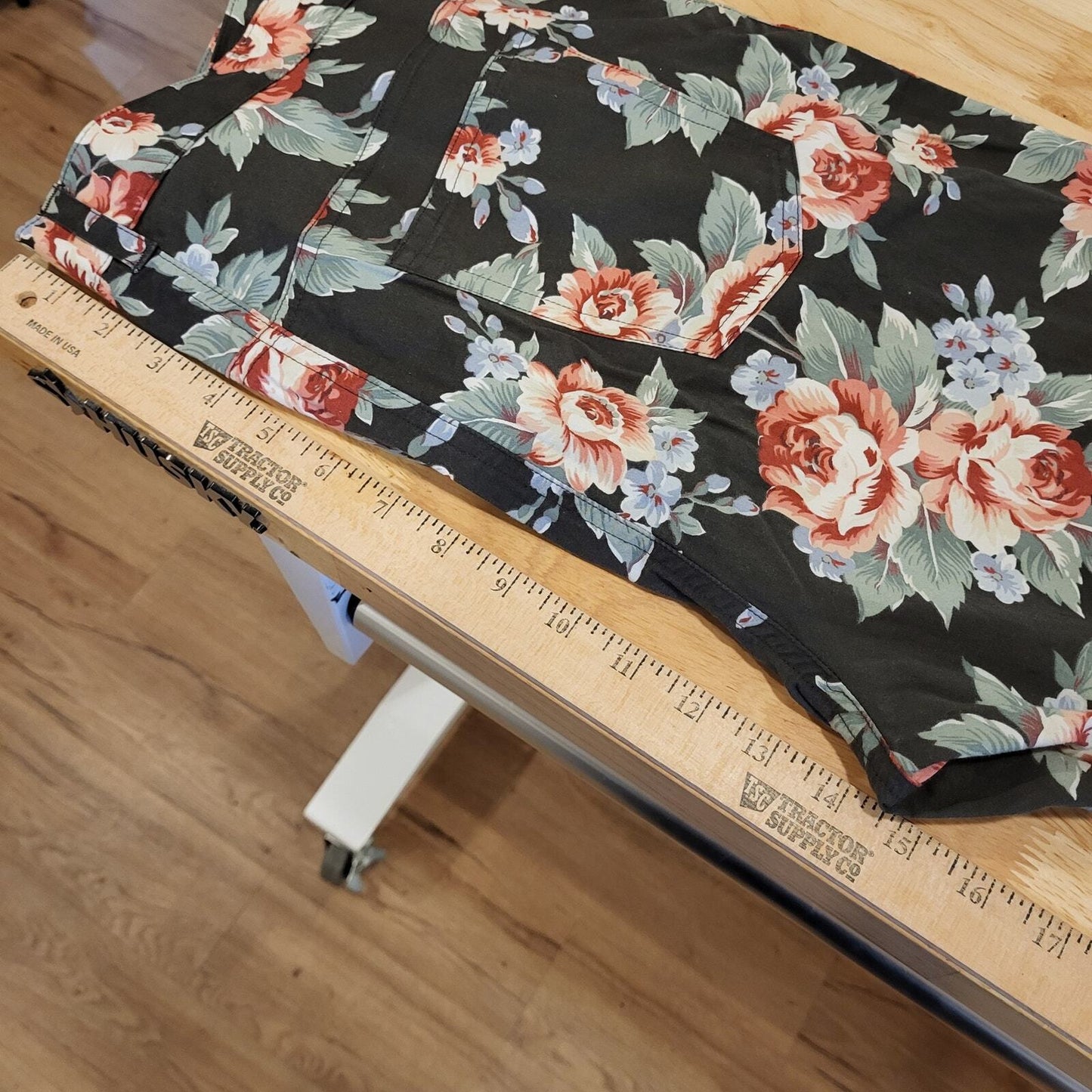  Lauren by Ralph Lauren cotton size 12 Black background floral print cropped