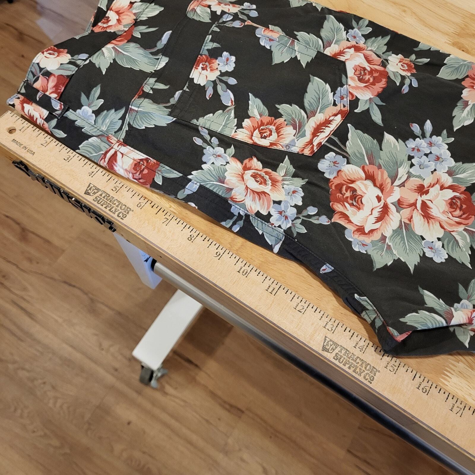  Lauren by Ralph Lauren cotton size 12 Black background floral print cropped