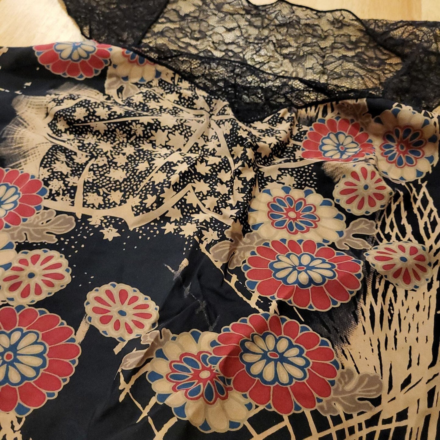 100% Silk Size 6 Floral Asian Print Blouse Lace Neck Details 18" P2P 20" Sh-Hem
