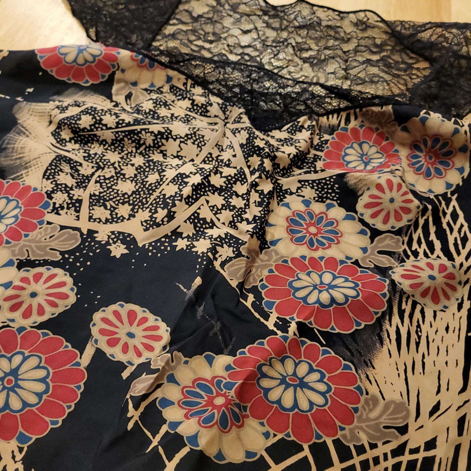 100% Silk Size 6 Floral Asian Print Blouse Lace Neck Details 18" P2P 20" Sh-Hem