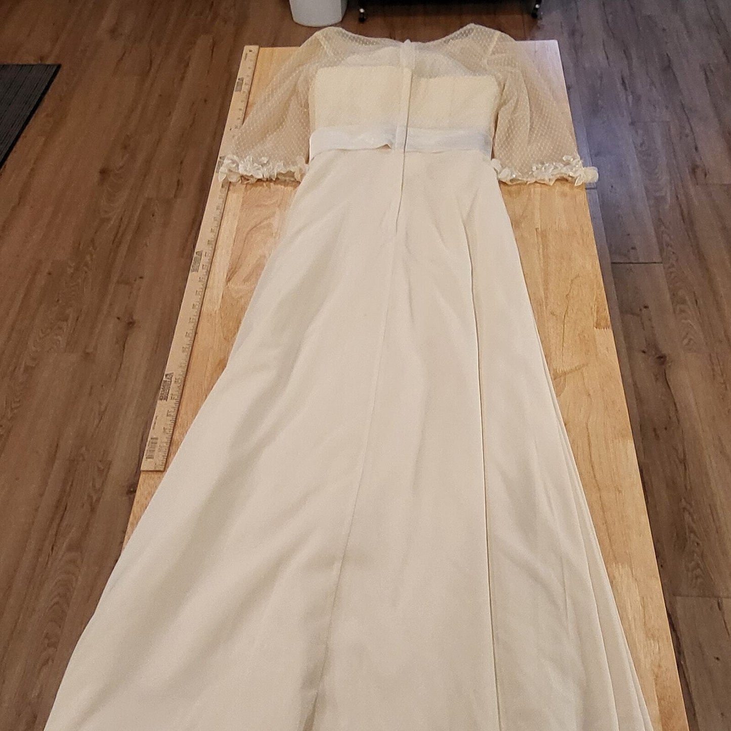 Beautiful Cream formal Wedding Gown Lace Overlay Satin Ribbon 26" waist