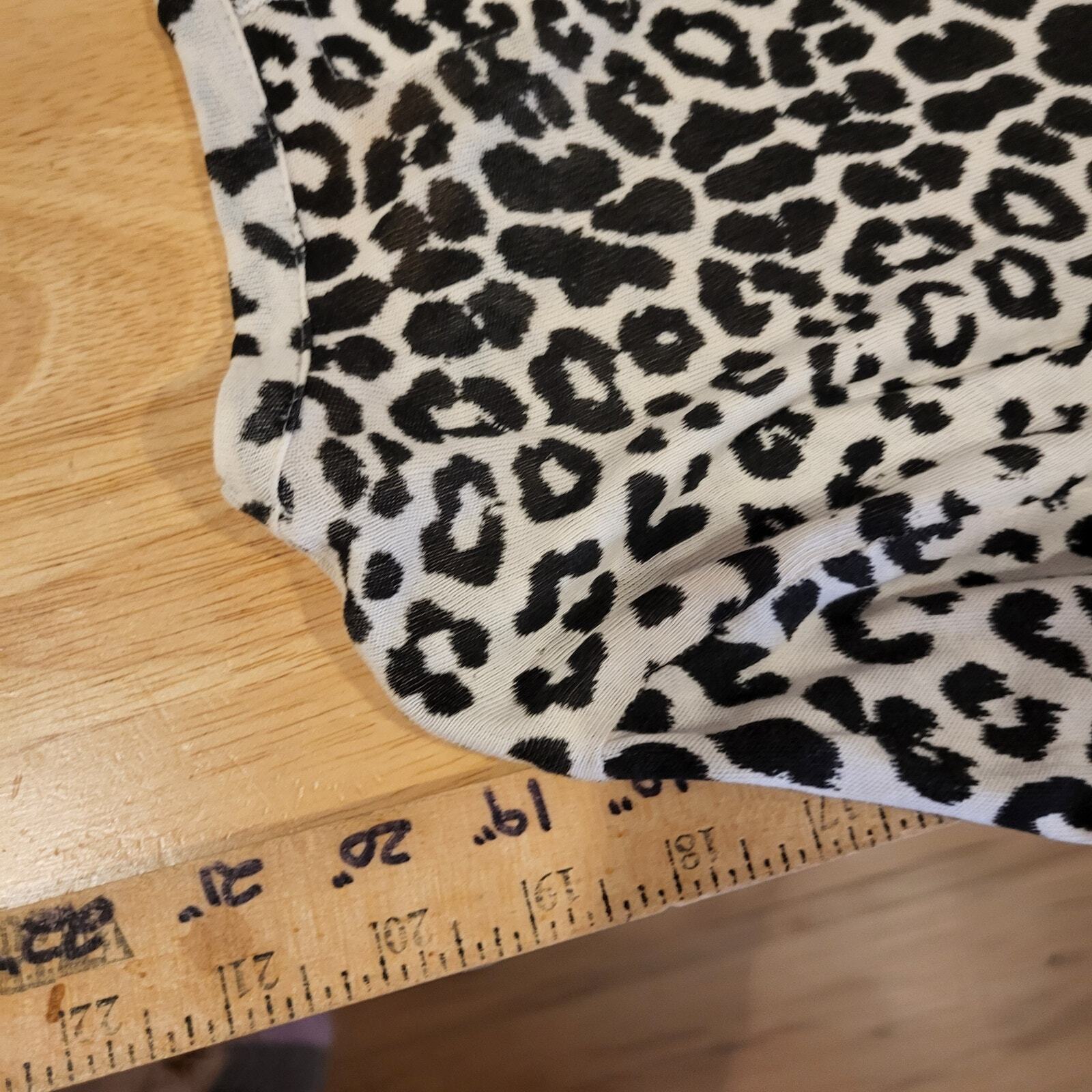 Chaser Leopard Print Long Sleeve Knit Jersey Top XS 17" P2P