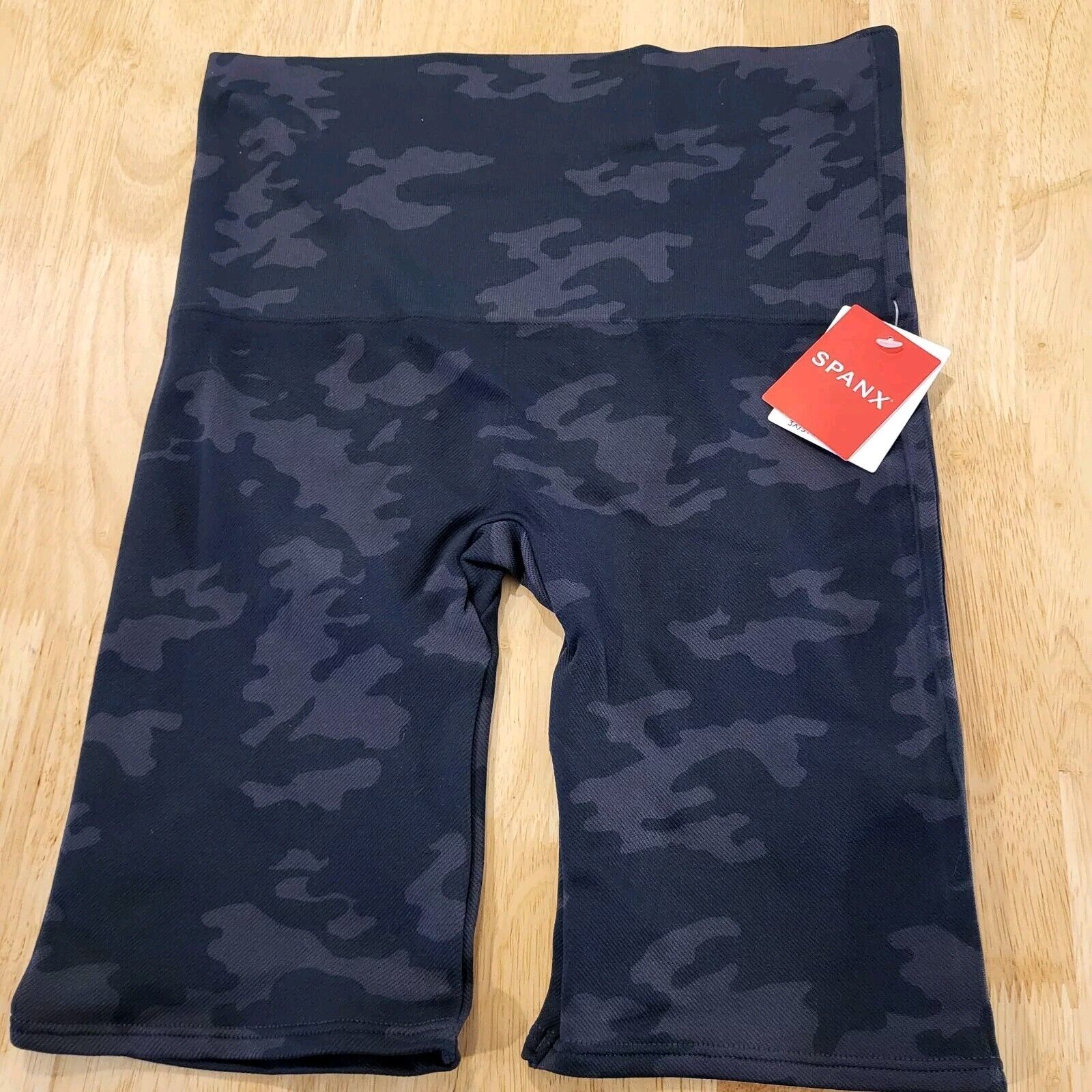 NWT  SPANX 50180R Look At Me Now Bike Shorts in Black Camo, Size L