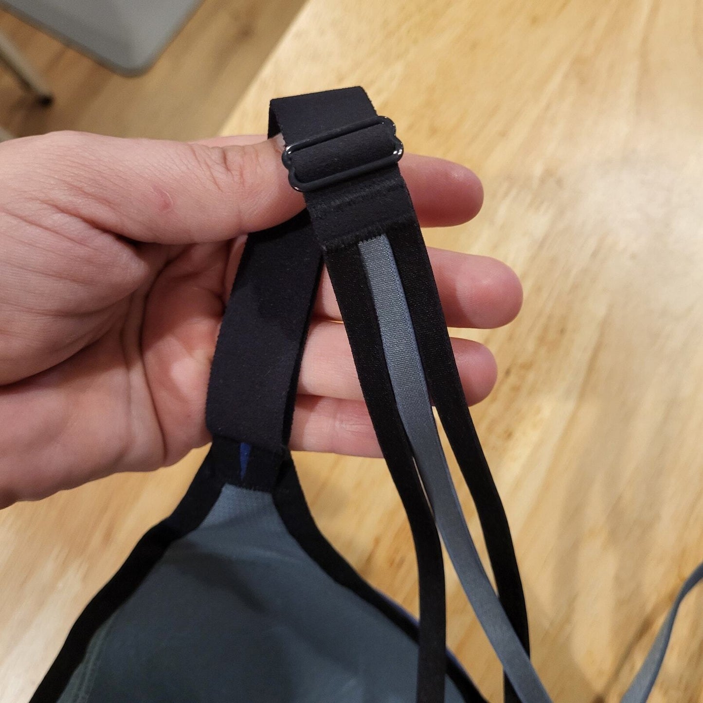 Victoria Sport 32C Blue Strappy Zip Front Bra 