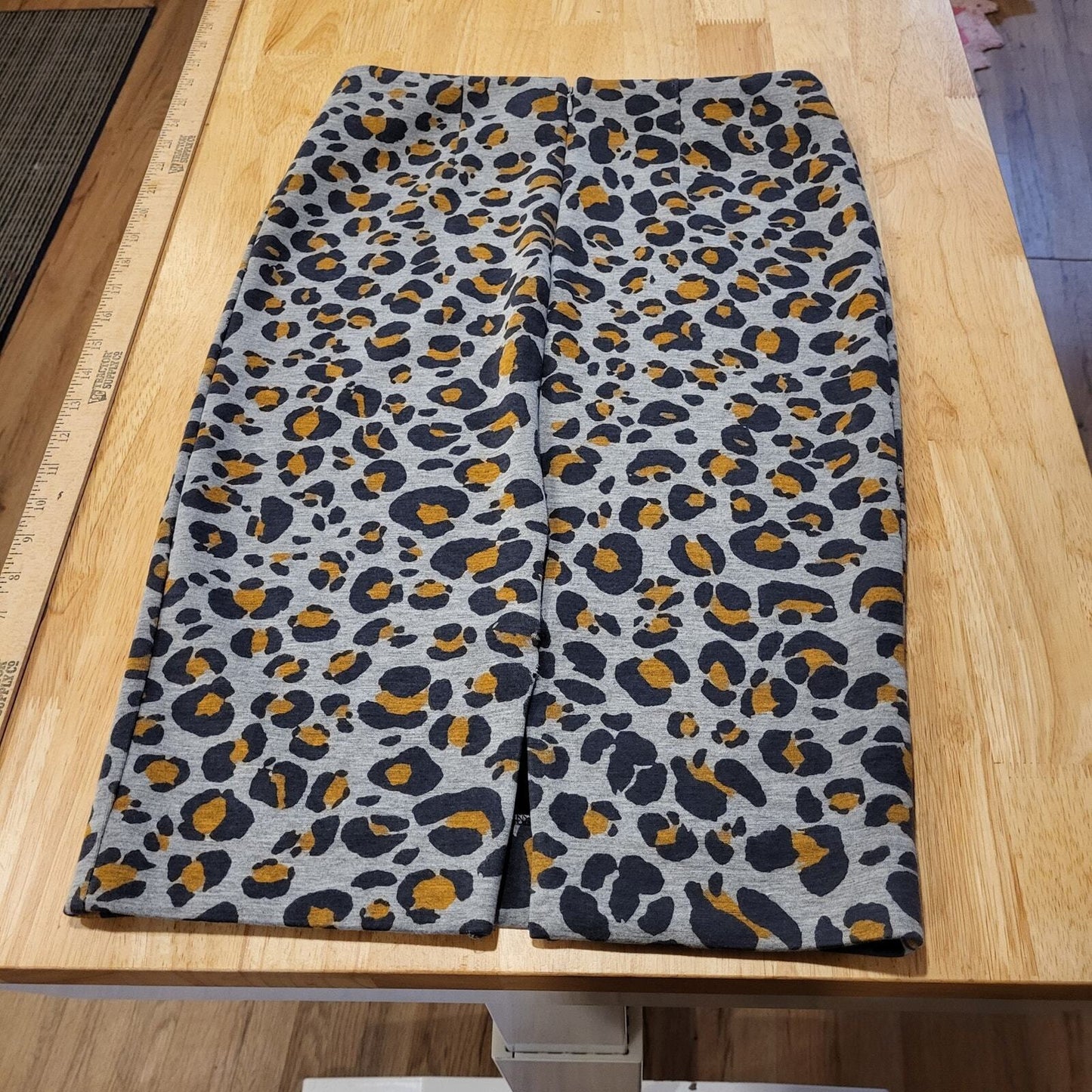 H&M knit Jersey leopard print gray background pencil skirt size small 30" waist