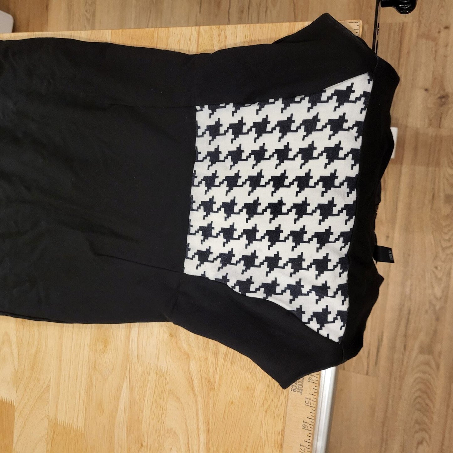 Kenneth Cole Size 0 Houndstooth Black Bodycon Knee Length Sleeveless Knit