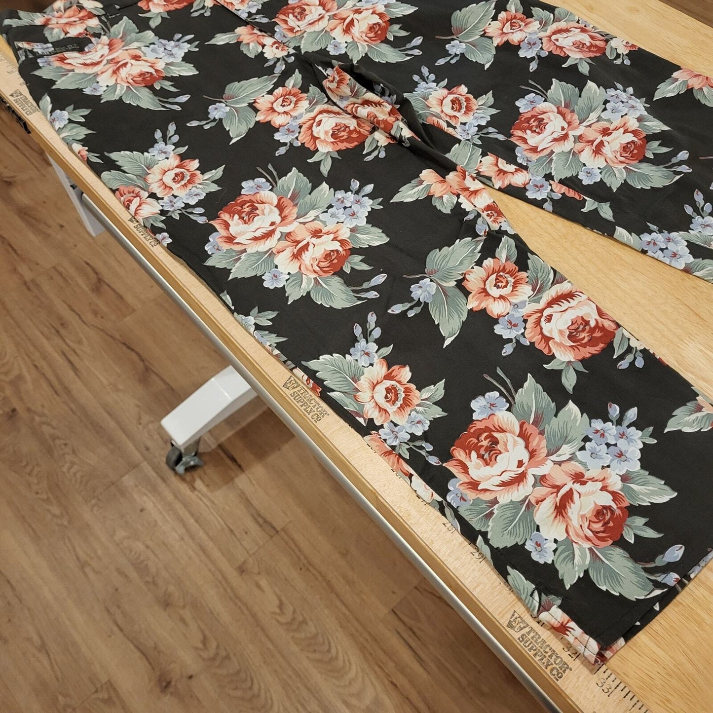  Lauren by Ralph Lauren cotton size 12 Black background floral print cropped
