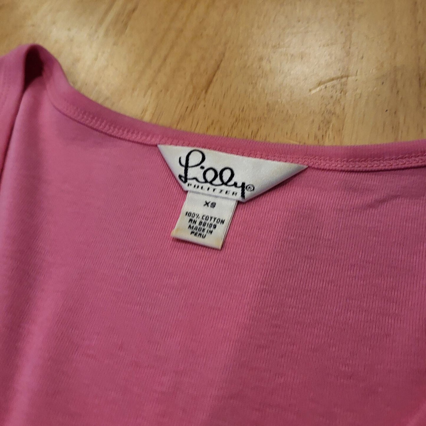 Lilly Pulitzer pink v-neck 100% Pima cotton t-shirt small