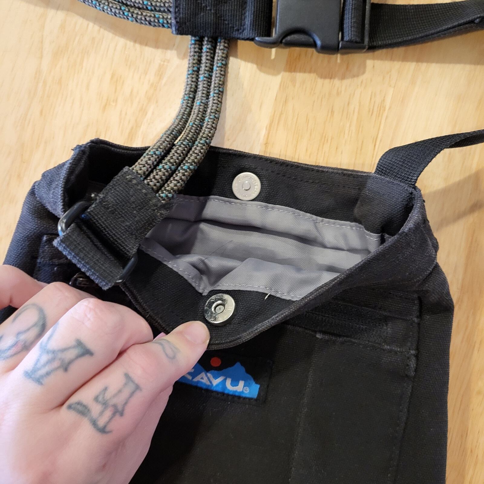 Kavu Keepalong Black Canvas Cross Body Rope Sling Bag Zipper 