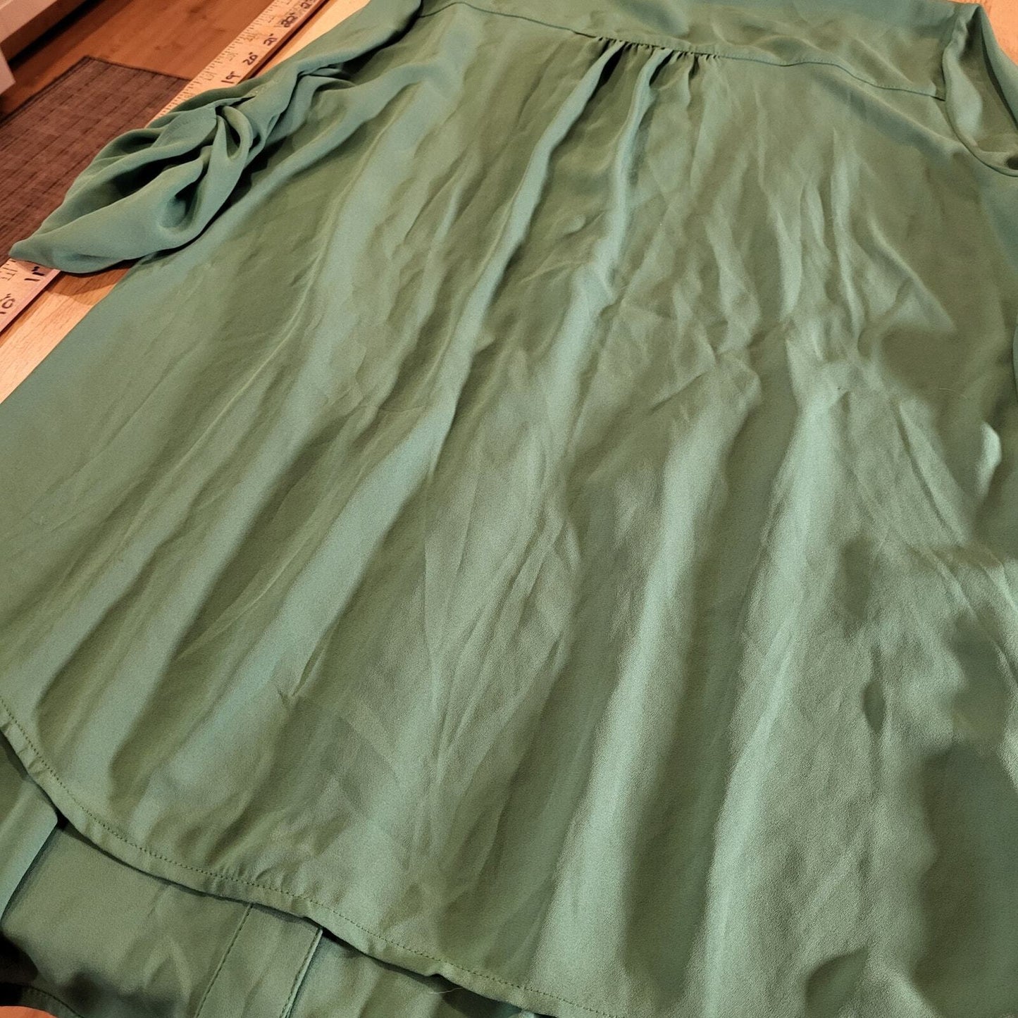 BCBGMAXAZRIA Green Rayon 3/4 length sleeve Blouse XS Pleated 20" Pit to pit 