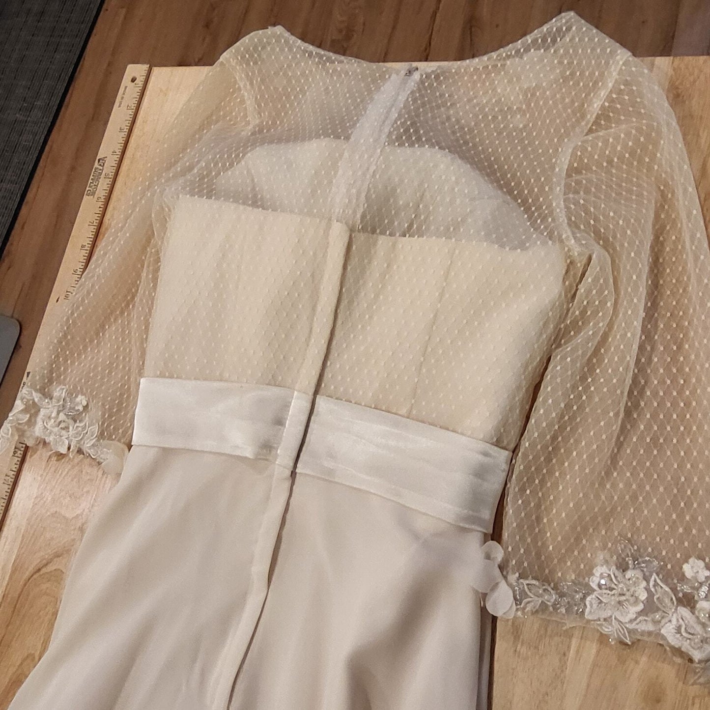 Beautiful Cream formal Wedding Gown Lace Overlay Satin Ribbon 26" waist