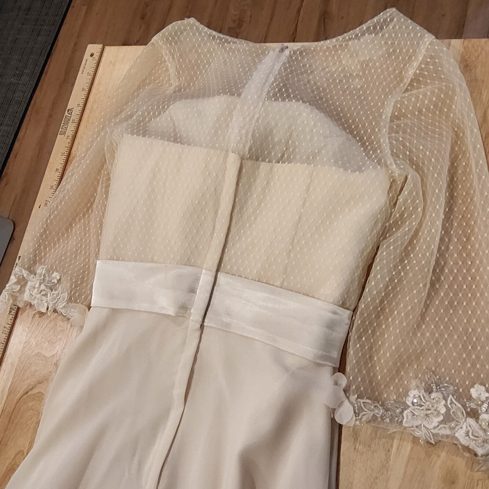 Beautiful Cream formal Wedding Gown Lace Overlay Satin Ribbon 26" waist