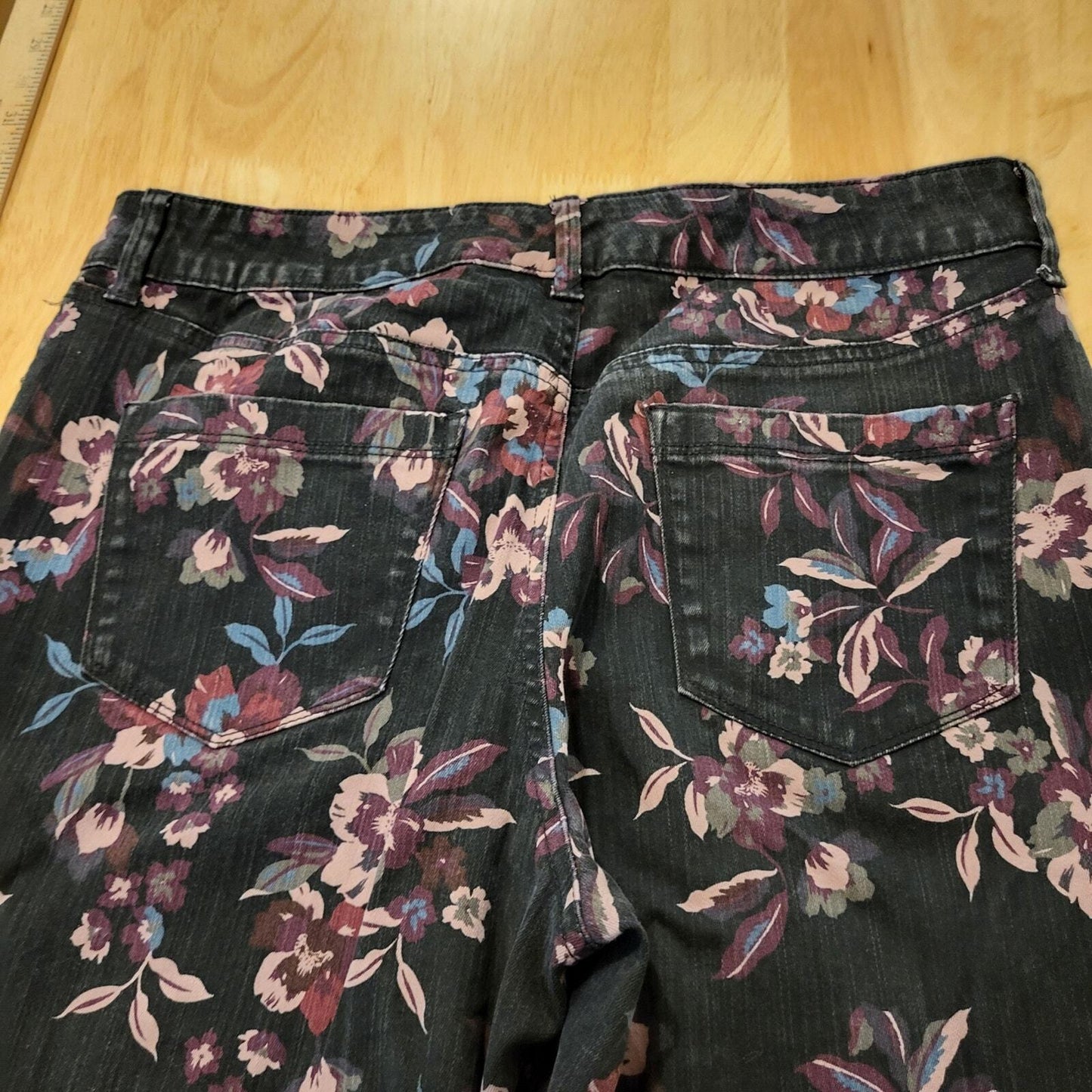 Black Background Floral Bandolino Size 12 Straight Leg Jeans Amy Pockets 