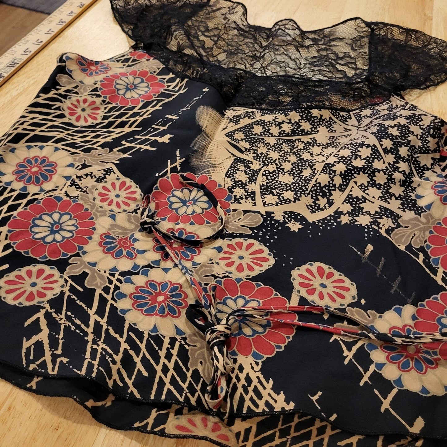 100% Silk Size 6 Floral Asian Print Blouse Lace Neck Details 18" P2P 20" Sh-Hem