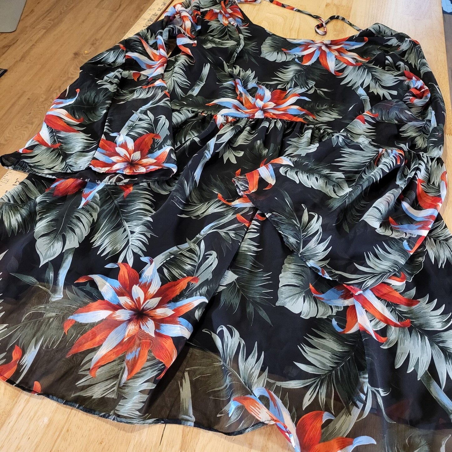 Aura Large Botanical Print Flowy Knee Length Dress Tie Back Empire Lined Sleeve