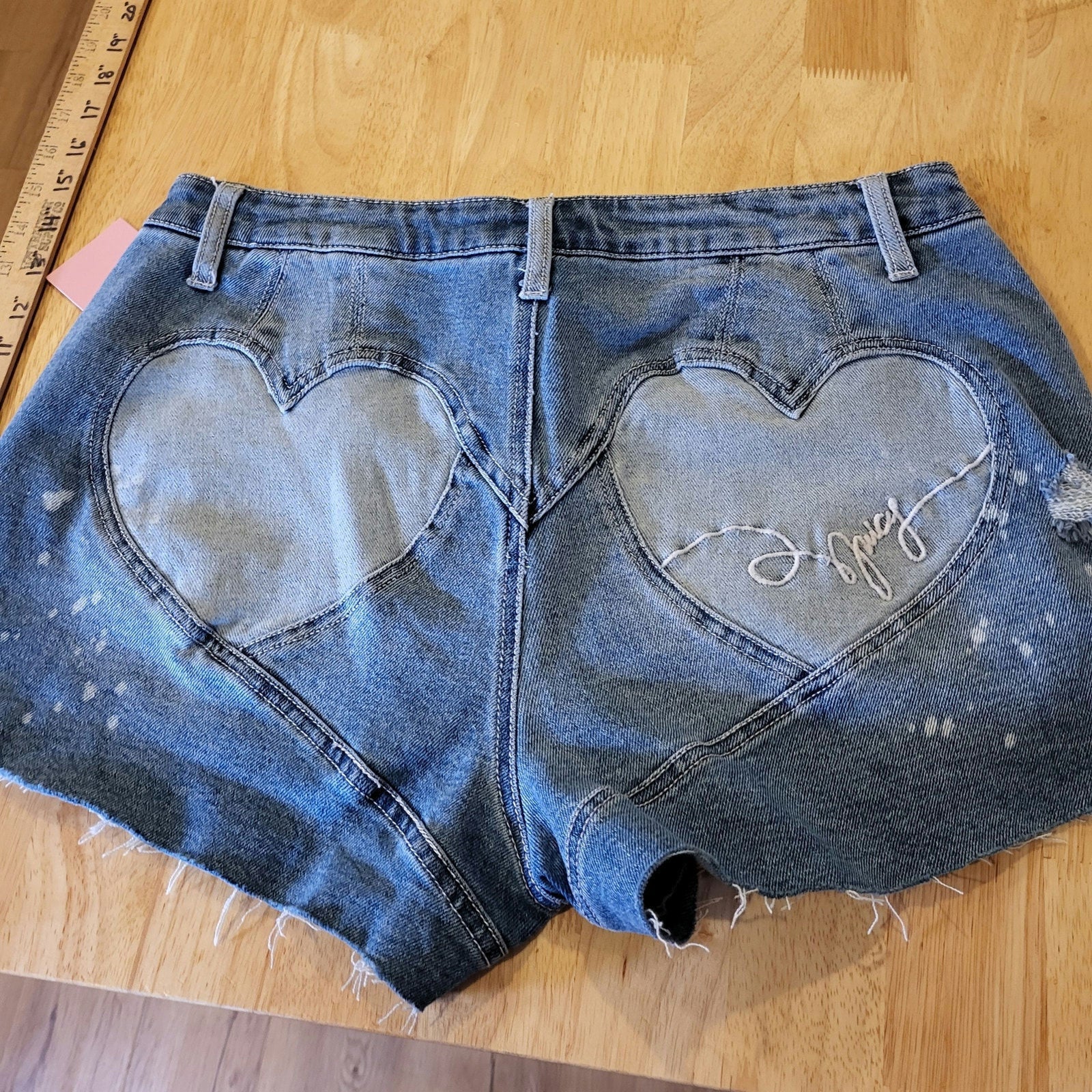 Juicy Couture Two of Hearts Medium Wash 30 Cutoff Jean Shorts zip 