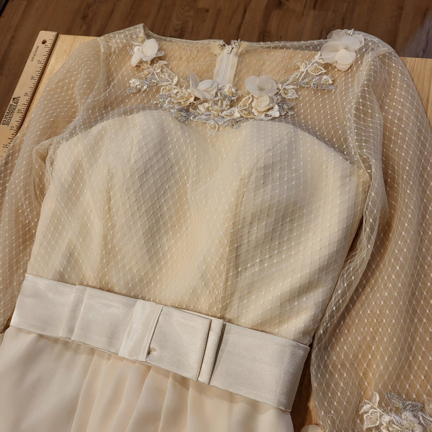 Beautiful Cream formal Wedding Gown Lace Overlay Satin Ribbon 26" waist