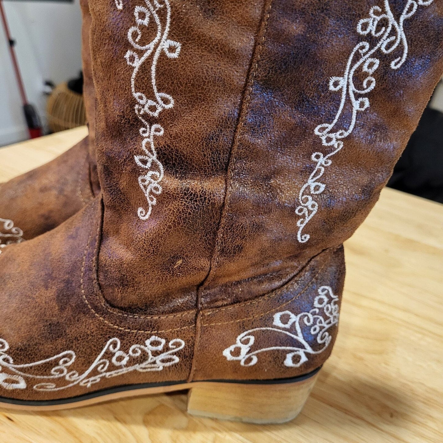 Southern Friend Chic Cheer Cowboy Boots Pointed Toe White Floral Embroidered 9.5