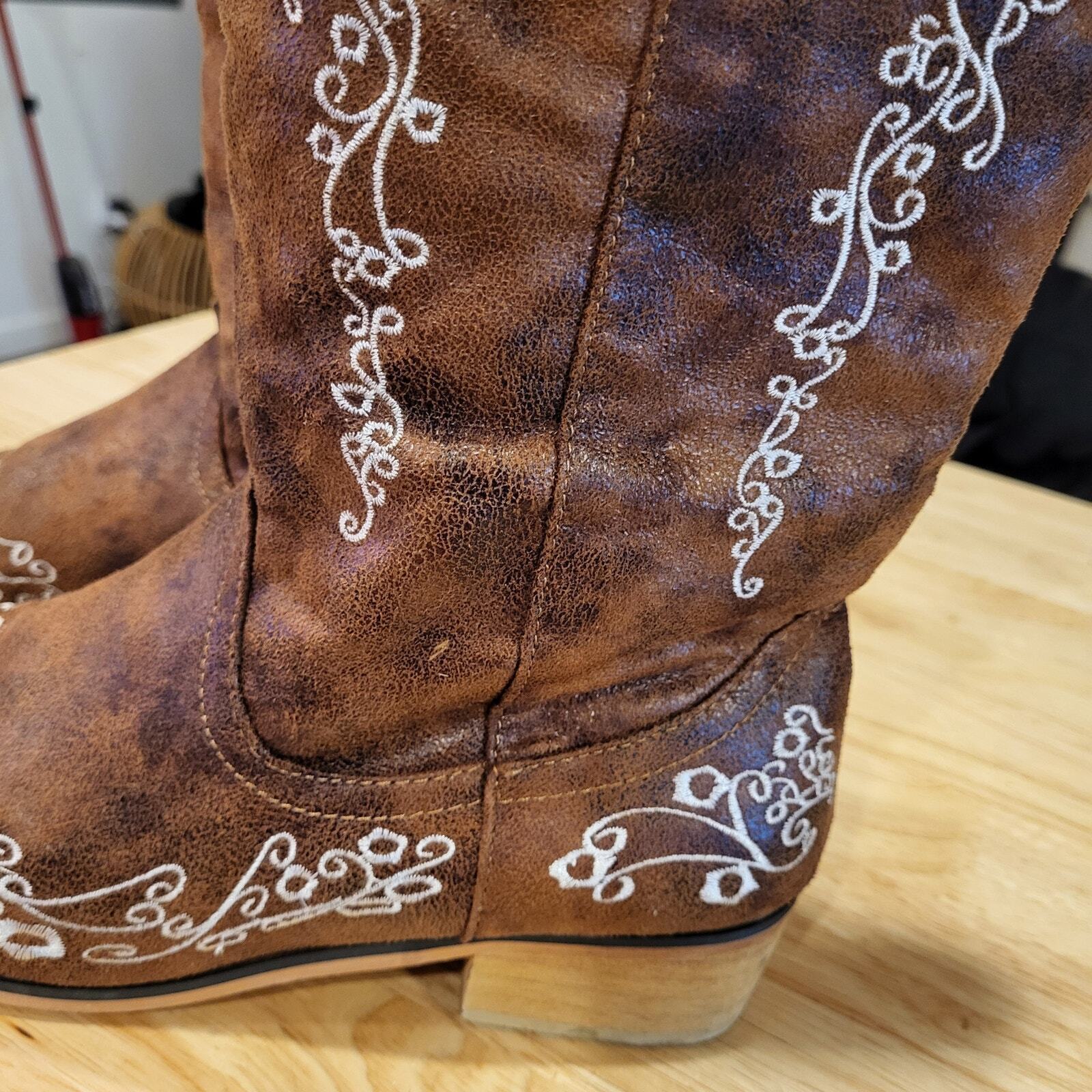 Southern Friend Chic Cheer Cowboy Boots Pointed Toe White Floral Embroidered 9.5